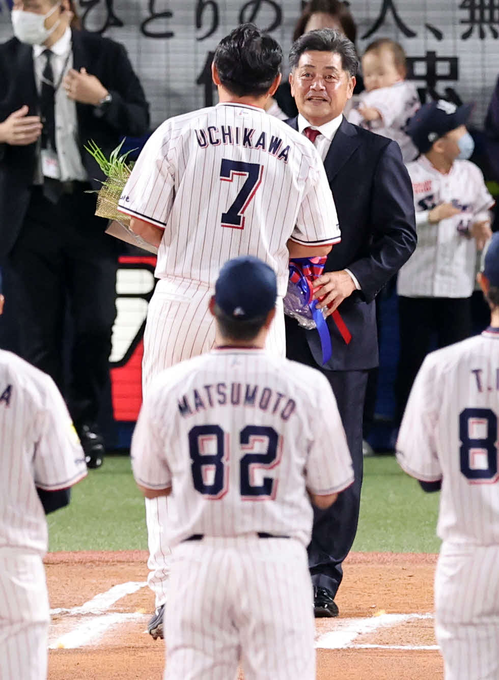 ヤクルト対DeNA　試合後の引退セレモニーで、内川（背番号7）に花束を渡す工藤公康氏（中央）（撮影・浅見桂子）