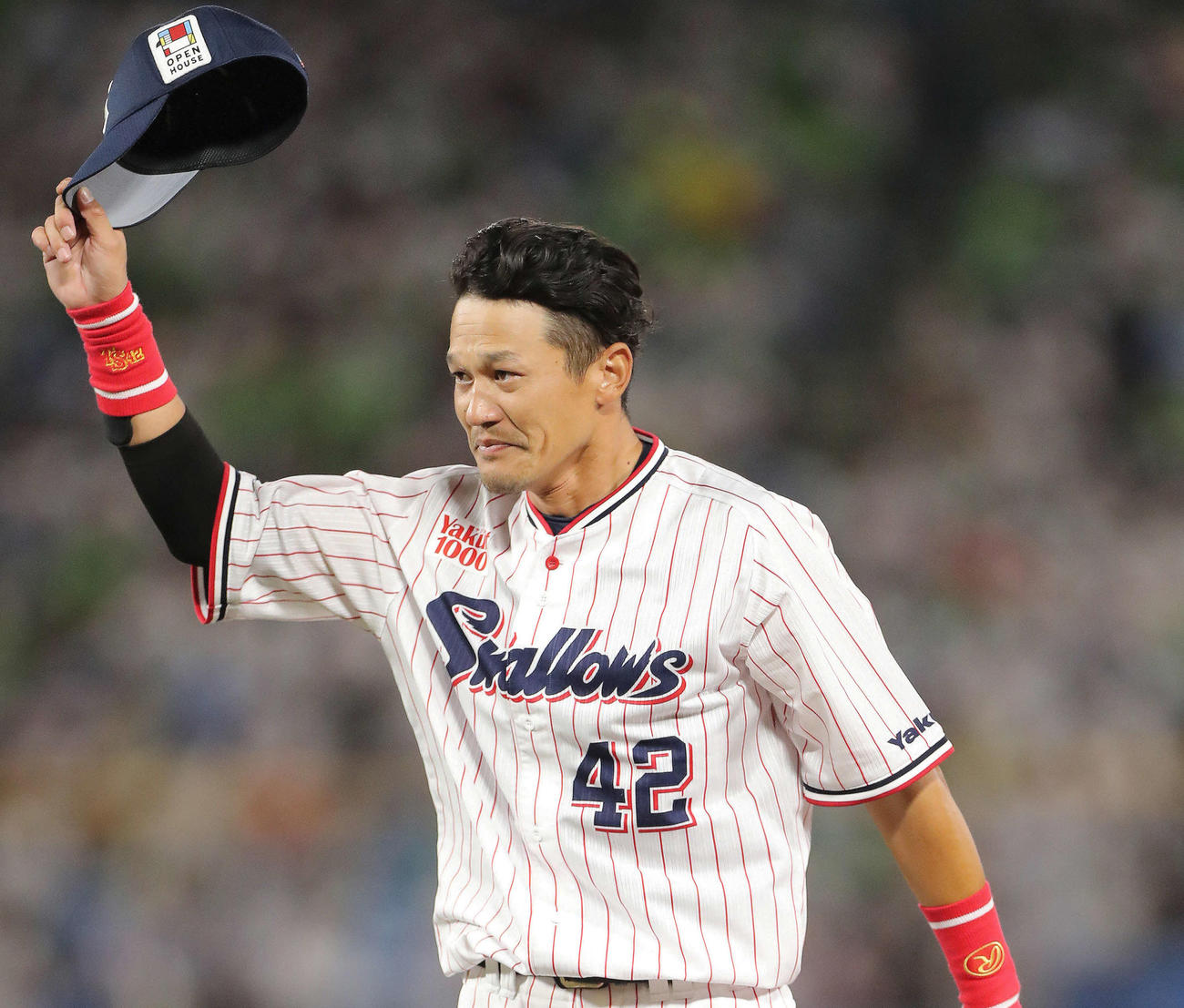 ヤクルト対DeNA 4回表、選手交代となり、観客席の声援に応えながらベンチに下がる坂口（撮影・河田真司）
