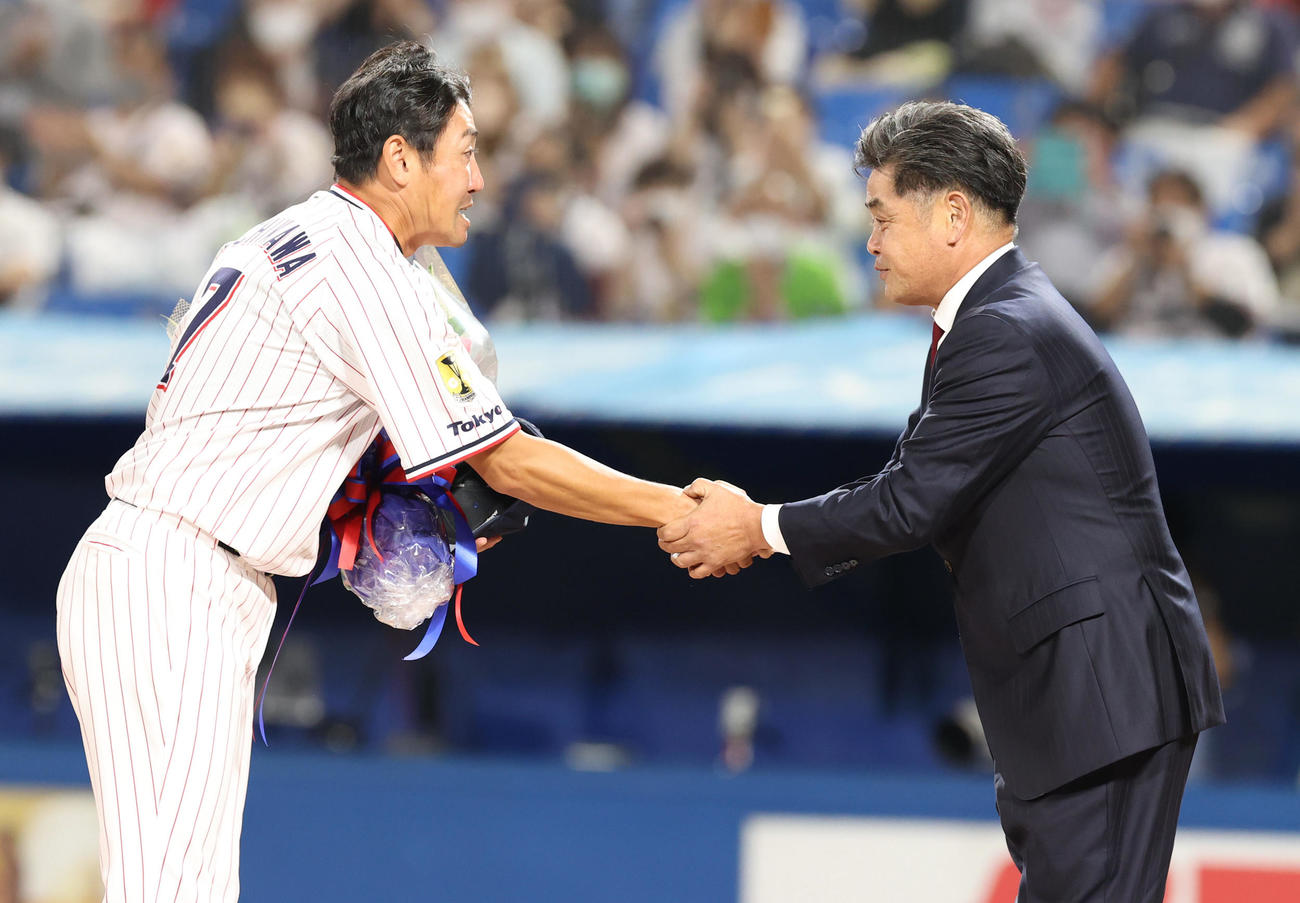 ヤクルト対DeNA　試合後の引退セレモニーでサプライズゲストの工藤氏（右）から花束を受け取る内川（撮影・狩俣裕三）