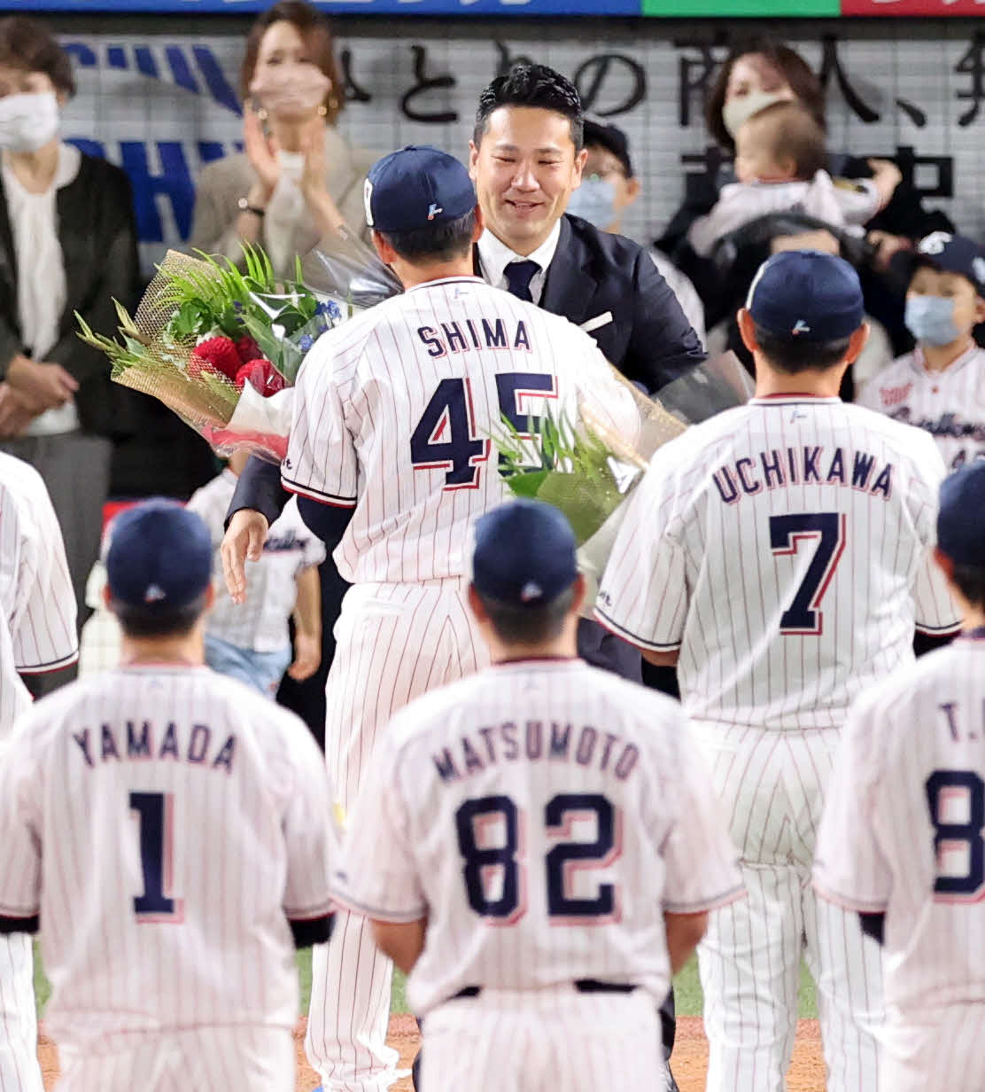 ヤクルト対DeNA　試合後の引退セレモニーで、嶋（背番号45）に花束を渡す楽天田中将（撮影・浅見桂子）