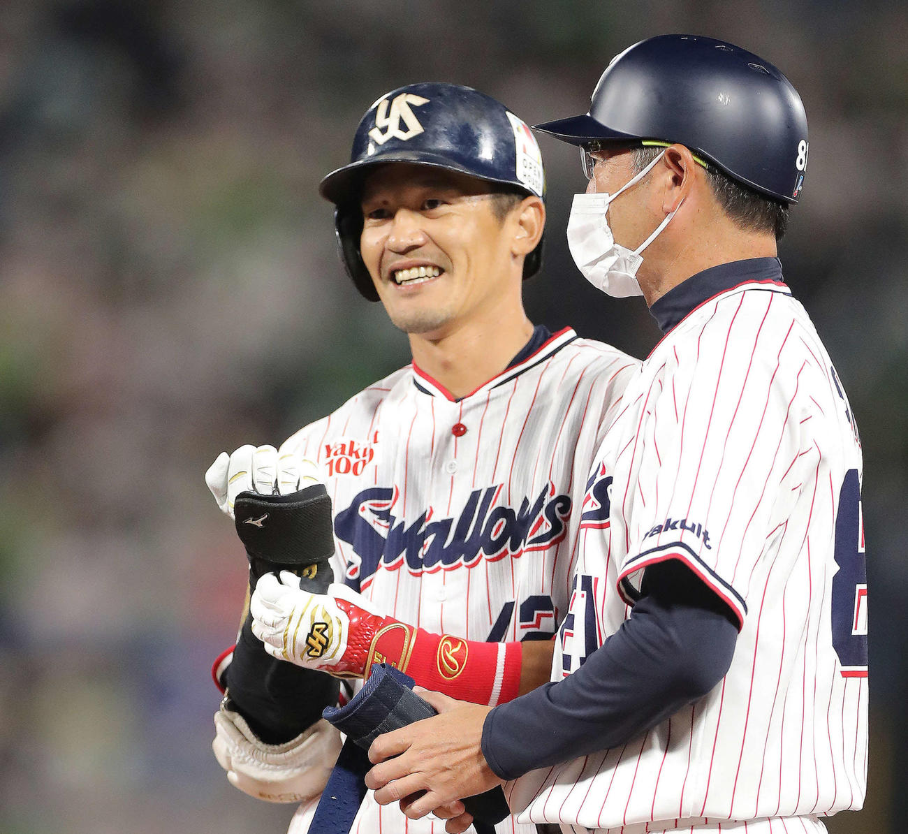 ヤクルト対DeNA 1回裏ヤクルト1死、左前打を放ち笑顔で出塁する坂口（撮影・河田真司）
