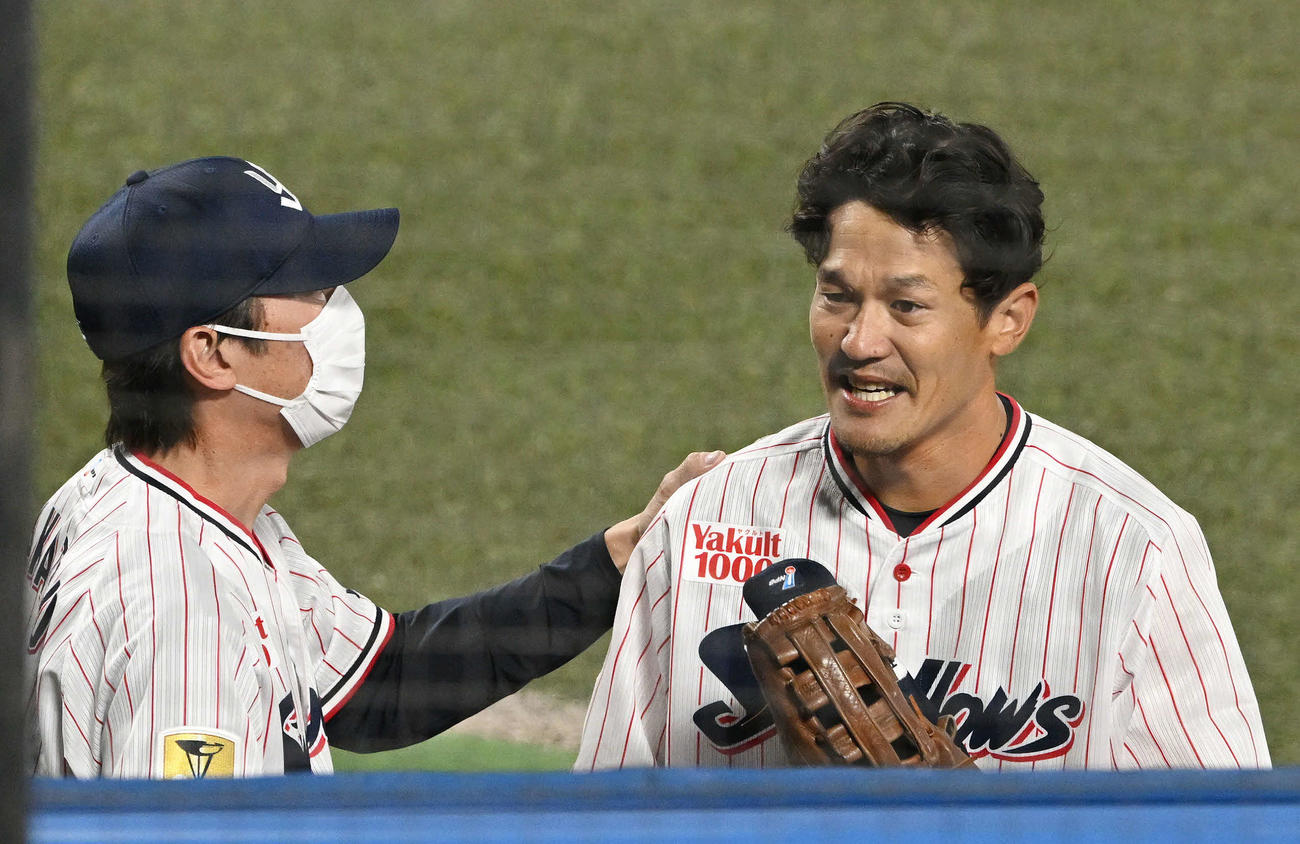 ヤクルト対DeNA 4回表、交代を告げられたヤクルトの右翼手坂口（右）は高津監督からねぎらわれる（撮影・滝沢徹郎）