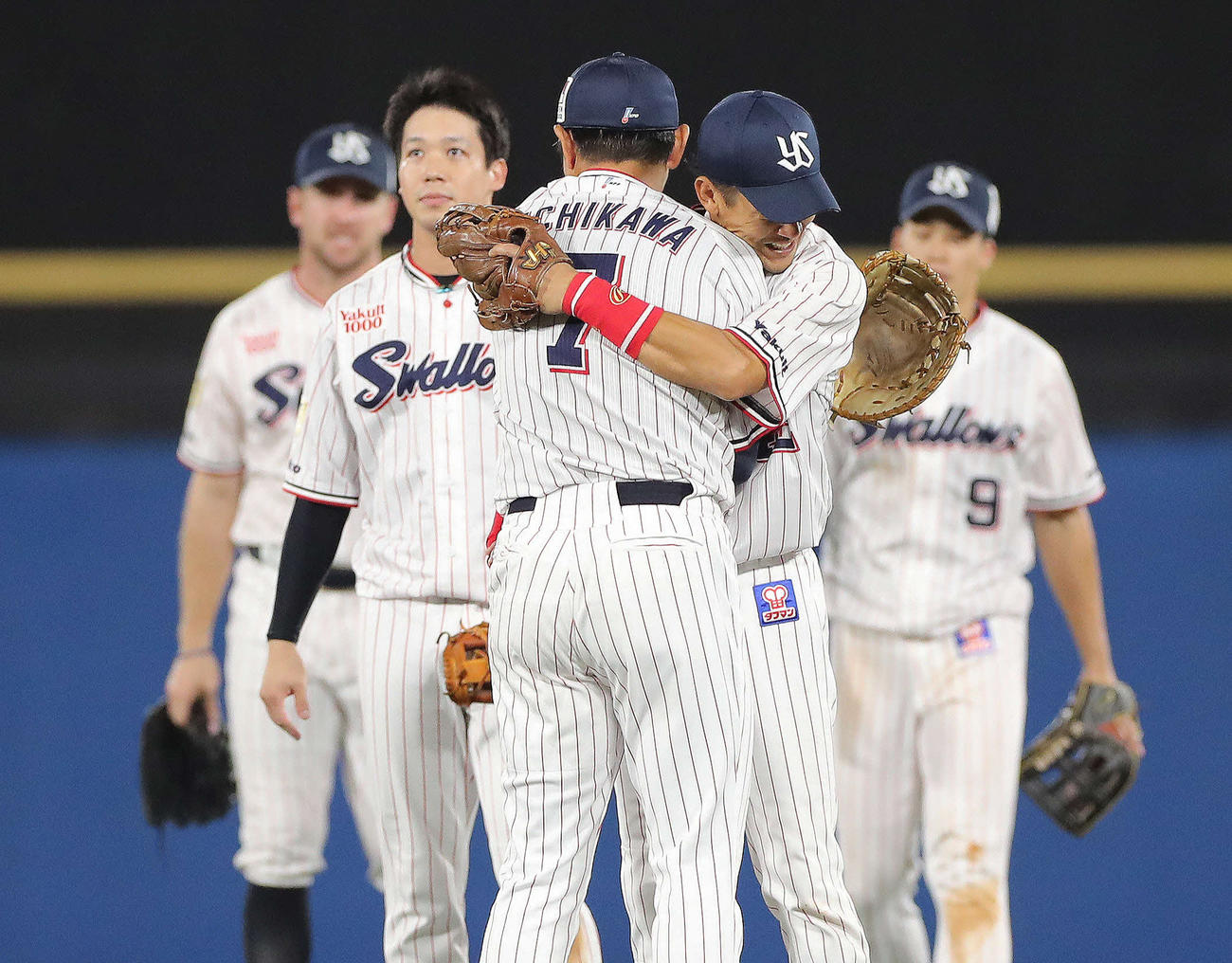 ヤクルト対DeNA 4回表、守備交代となり、健闘をたたえ合う内川（手前）と坂口（撮影・河田真司）