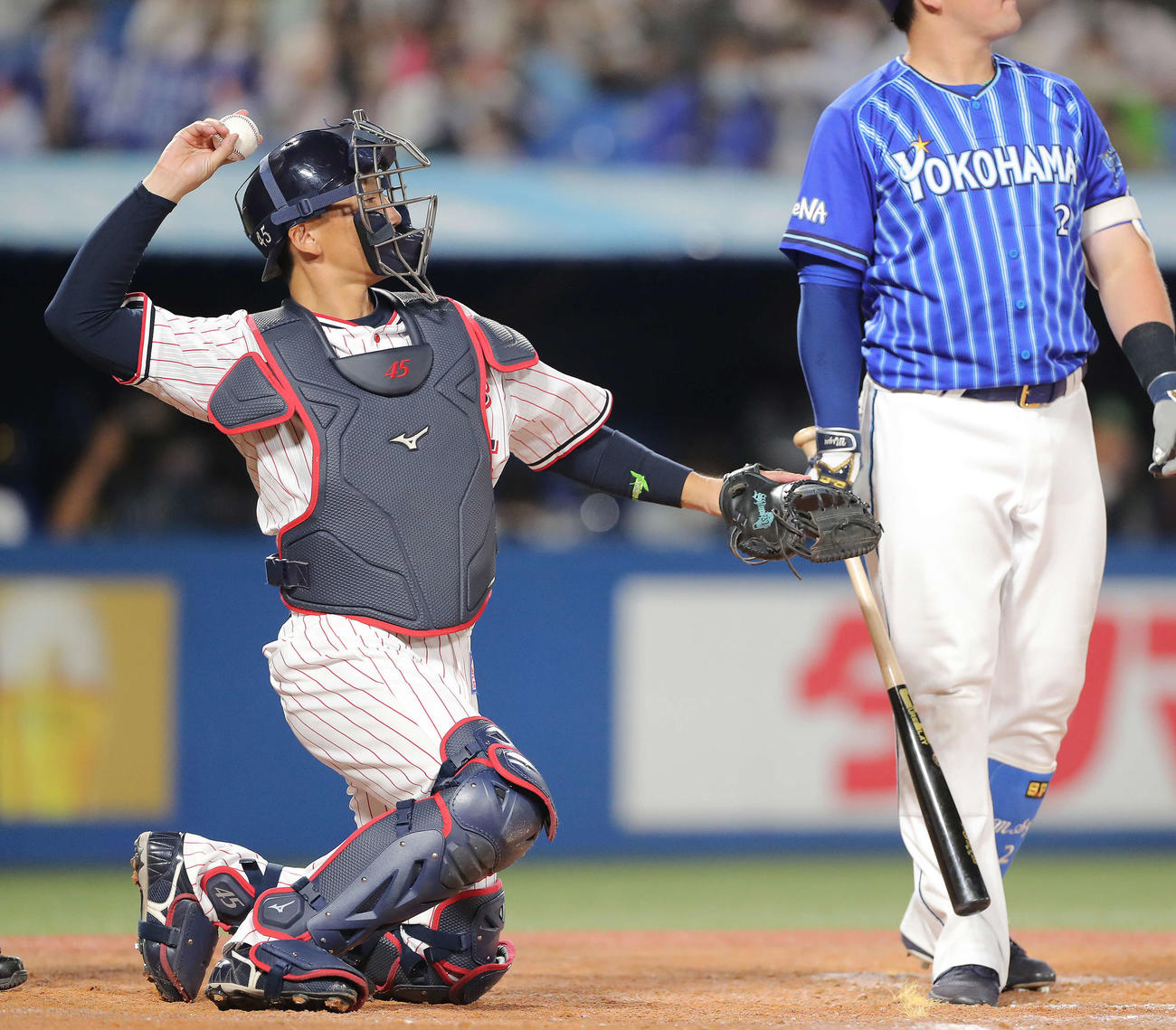 ヤクルト対DeNA 9回表、守備に入るヤクルト嶋（撮影・河田真司）