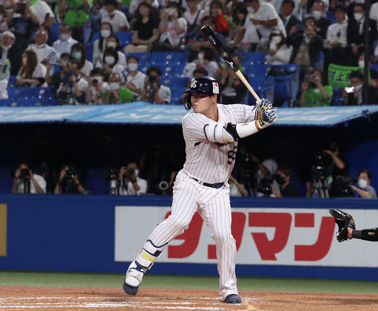 ヤクルト対DeNA 7回裏ヤクルト無死、56号ソロ本塁打を放つ村上（撮影・狩俣裕三）