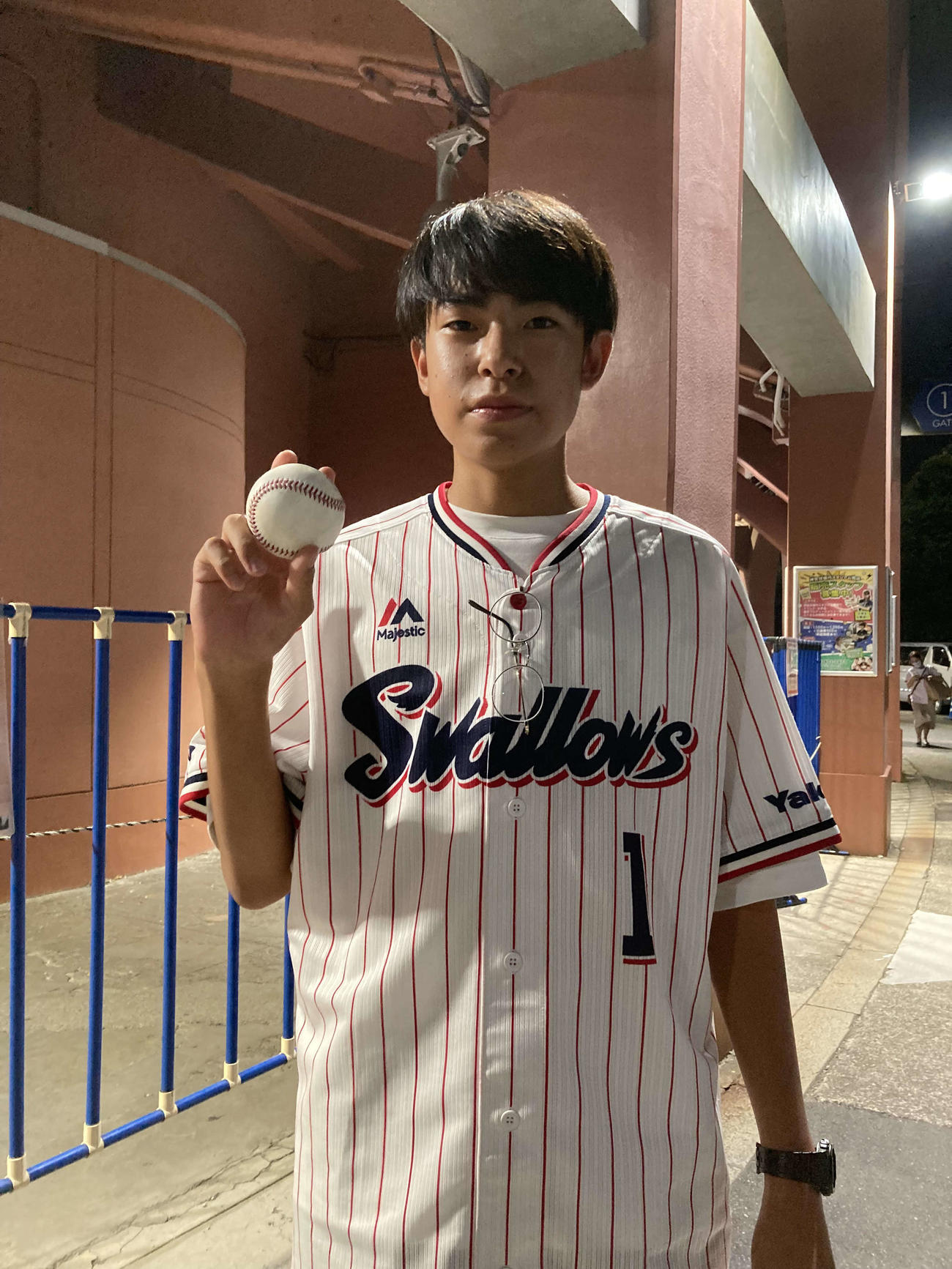 ヤクルト村上の56号本塁打のボールを捕った桜井蒼大さん