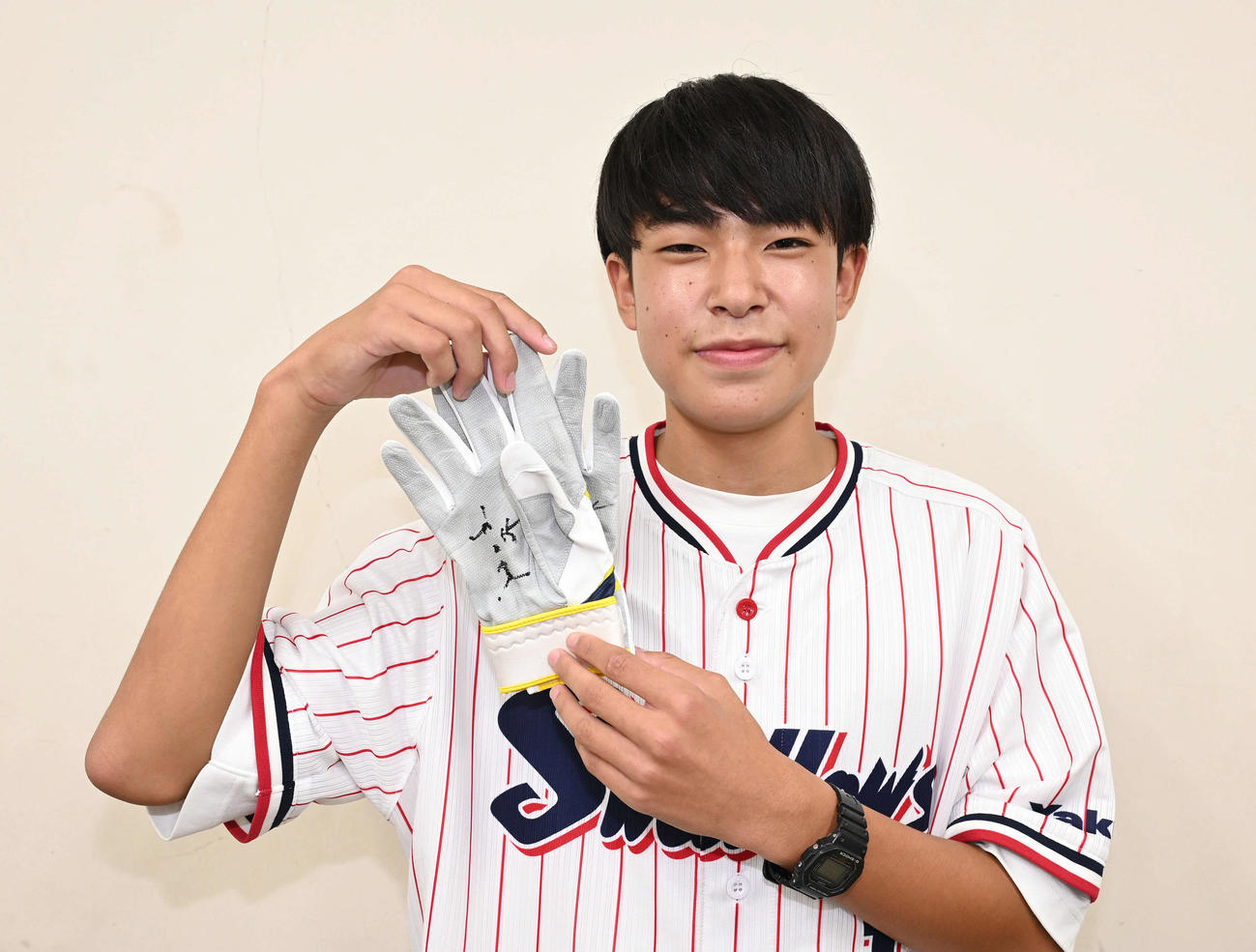 ヤクルト村上の日本選手最多となる56号本塁打の記念球をキャッチした桜井蒼大さんはサイン入りの革手袋を手にする（撮影・滝沢徹郎）
