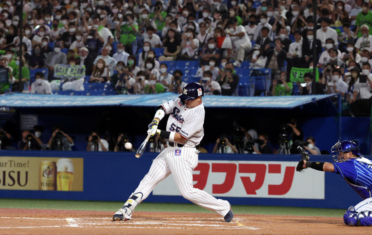 ヤクルト対DeNA 7回裏ヤクルト無死、56号ソロ本塁打を放つ村上（撮影・狩俣裕三）