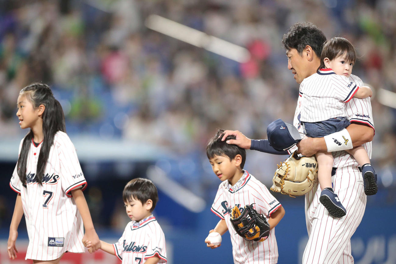 ヤクルト対DeNA　試合前、ファーストピッチセレモニーを終えるヤクルト内川と子どもたち（左）（撮影・河田真司）