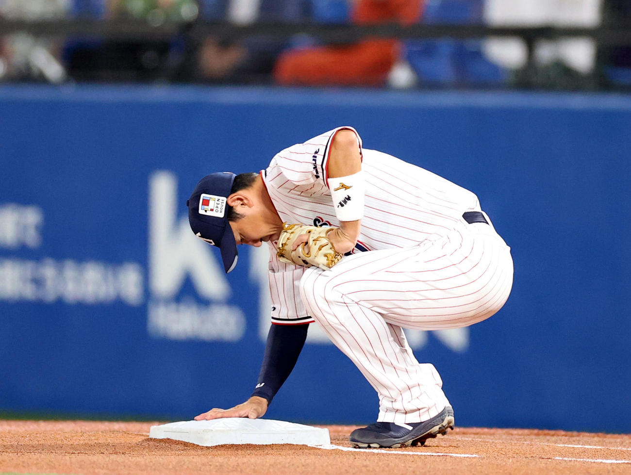 ヤクルト対DeNA　試合前、一塁の守備に就き、ベースに手を添える内川（撮影・狩俣裕三）