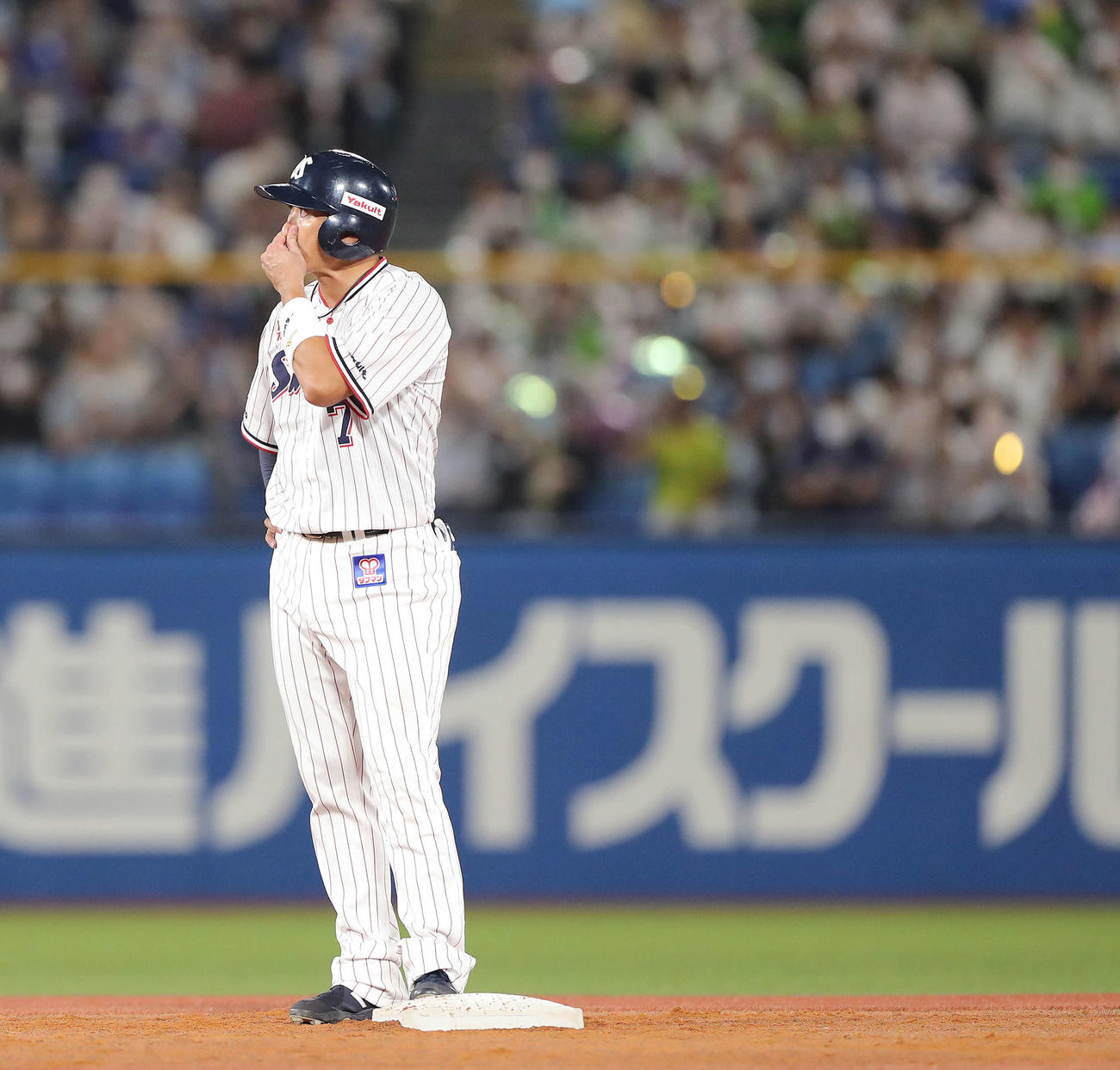 ヤクルト対DeNA 3回裏ヤクルト1死一、二塁、左越え同点適時二塁打を放ち目に涙を浮かべる内川（撮影・河田真司）