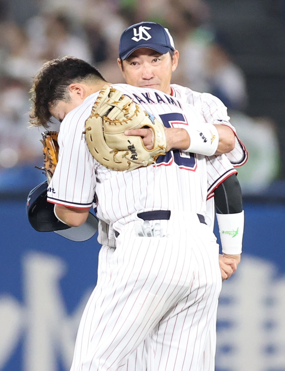 ヤクルト対DeNA 4回表、交代を告げられ、現役最後の出場となった内川（後方）は泣きじゃくる村上を抱き締める（撮影・狩俣裕三）
