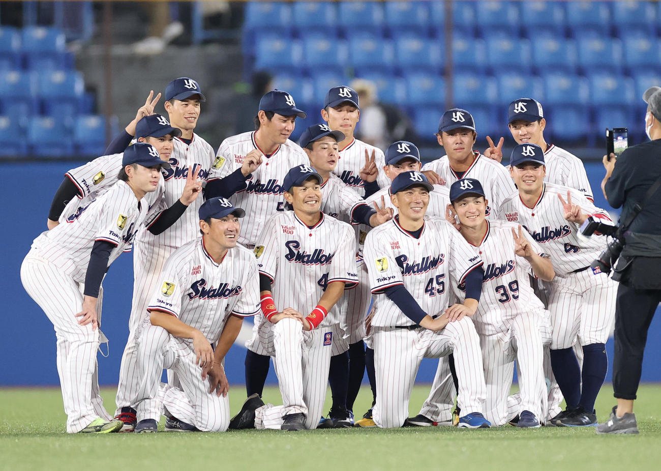 ヤクルト対DeNA　引退セレモニー後、チームメートと記念撮影をする前列左から内川、坂口、嶋（撮影・狩俣裕三）