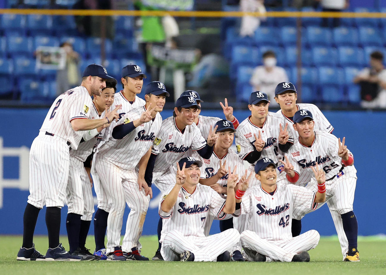 ヤクルト対DeNA　引退セレモニー後、チームメートと記念撮影をする内川（中央左）と坂口（撮影・狩俣裕三）