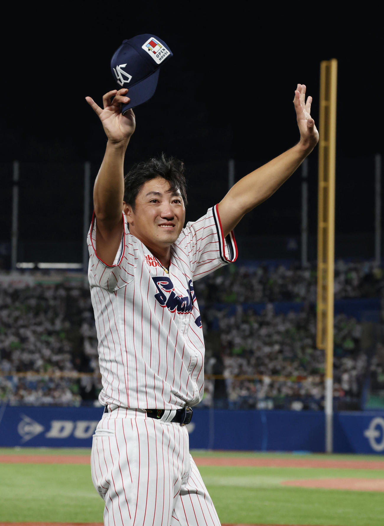ヤクルト対DeNA　引退セレモニー後、場内一周する内川（撮影・狩俣裕三）
