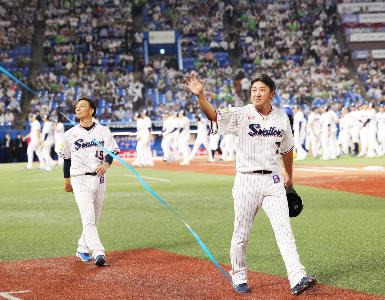 引退セレモニーで場内一周するヤクルト嶋（左）と内川（撮影・河田真司）