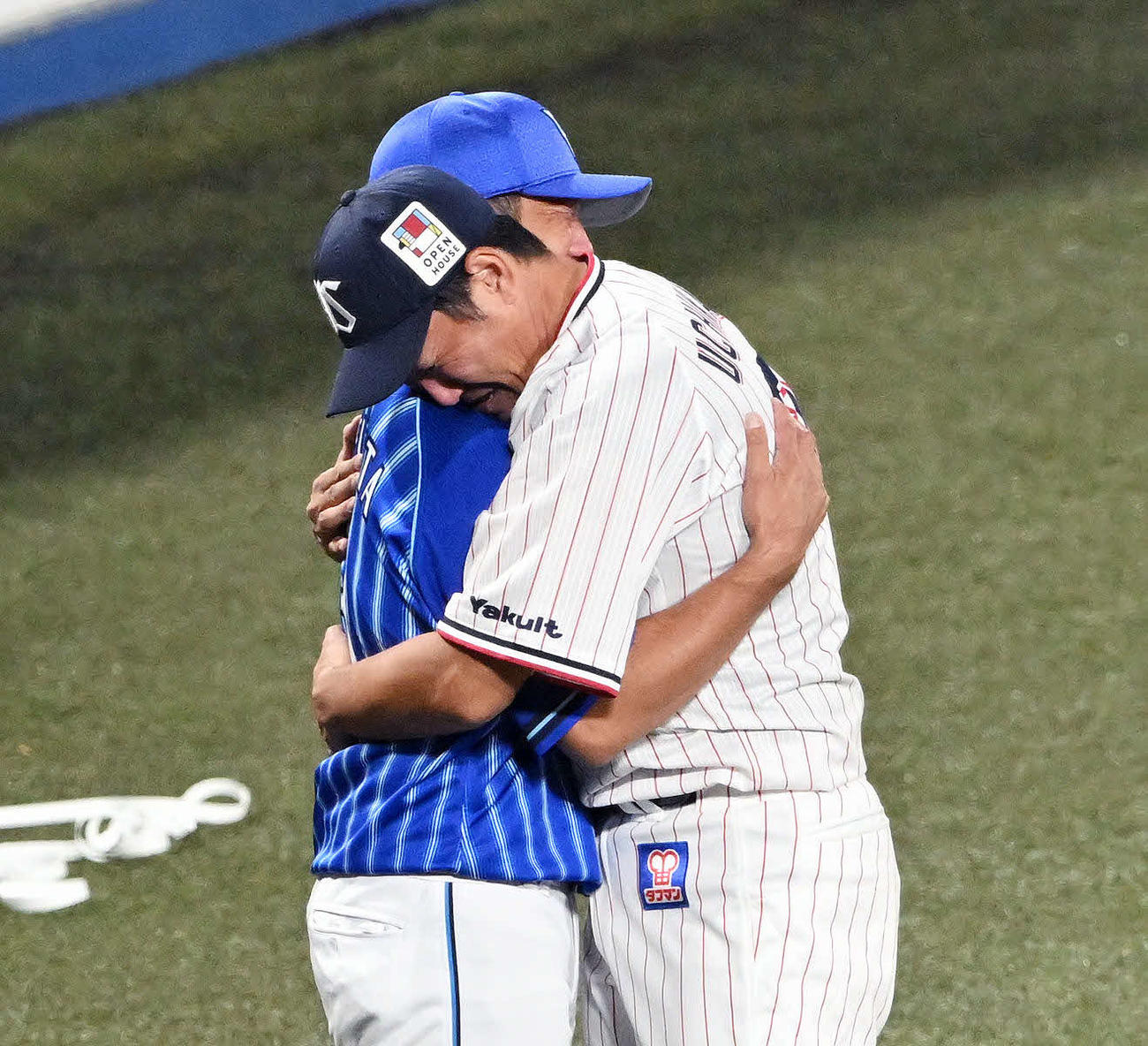 ヤクルト対DeNA　引退セレモニーを終えたヤクルト内川（右）はDeNA藤田と抱き合う（撮影・滝沢徹郎）