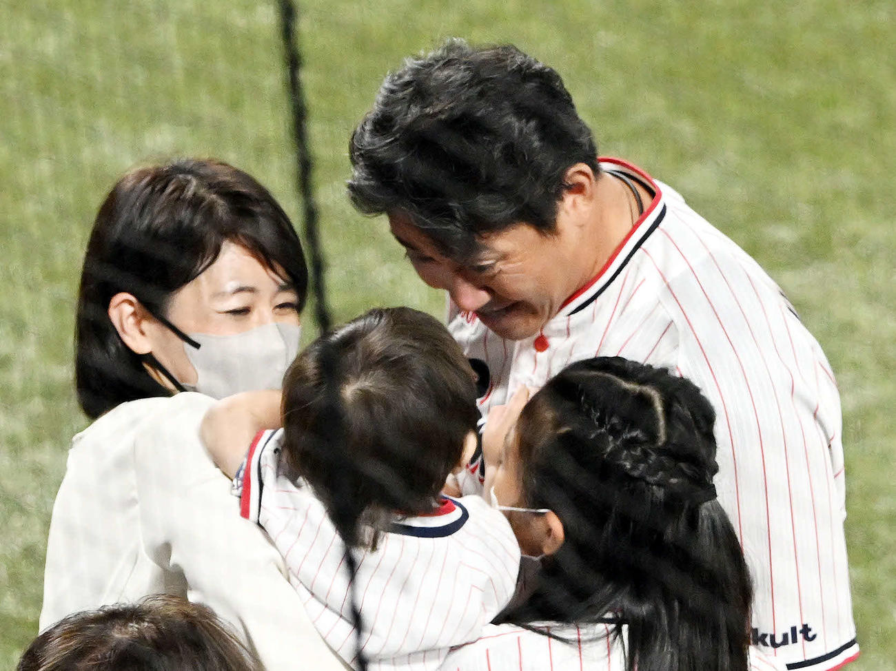 ヤクルト対DeNA　引退セレモニーを終えたヤクルト内川（右）は妻の翼さんら家族と言葉を交わす（撮影・滝沢徹郎）