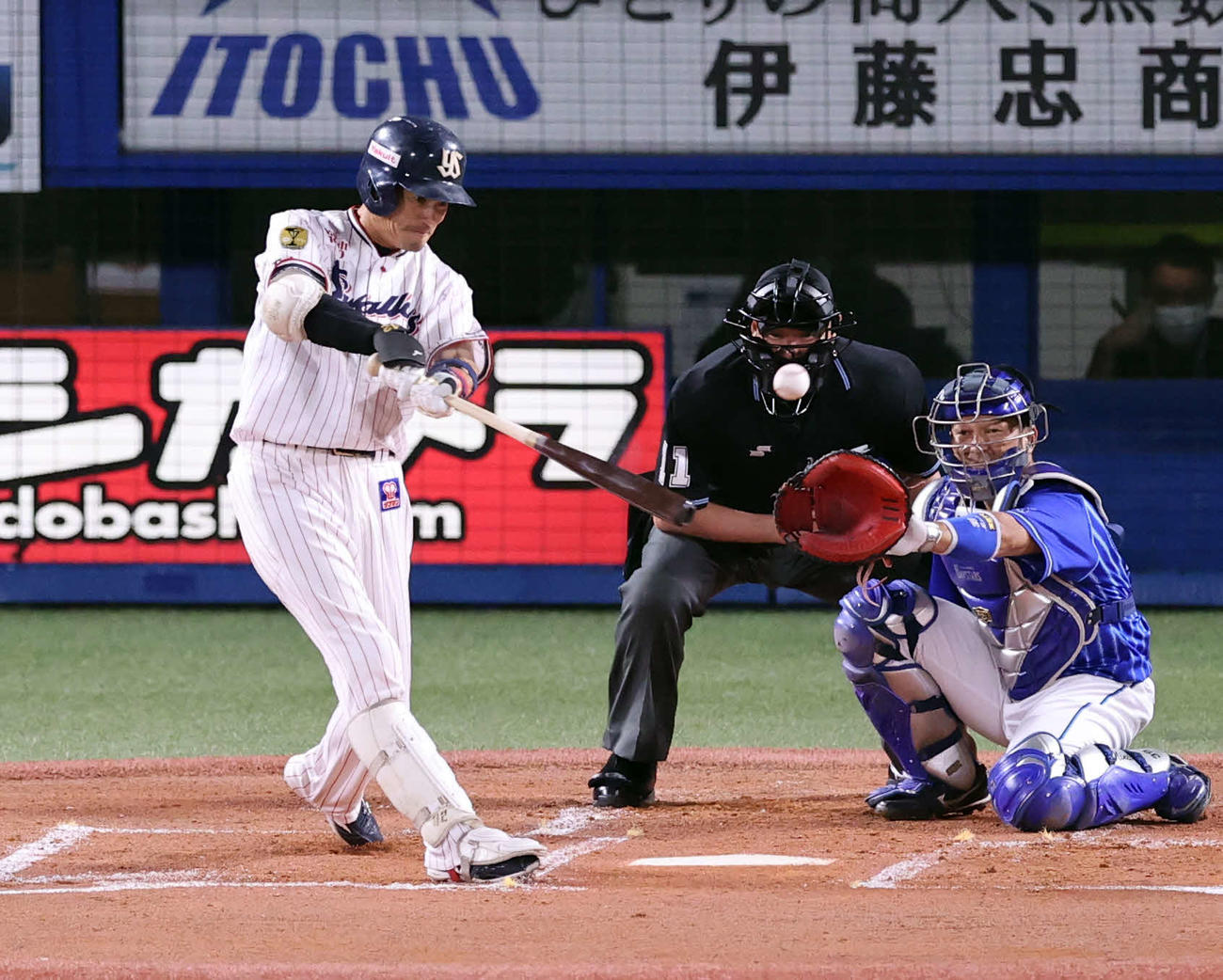 ヤクルト対DeNA 1回裏ヤクルト1死、坂口は左前打を放つ（撮影・浅見桂子）