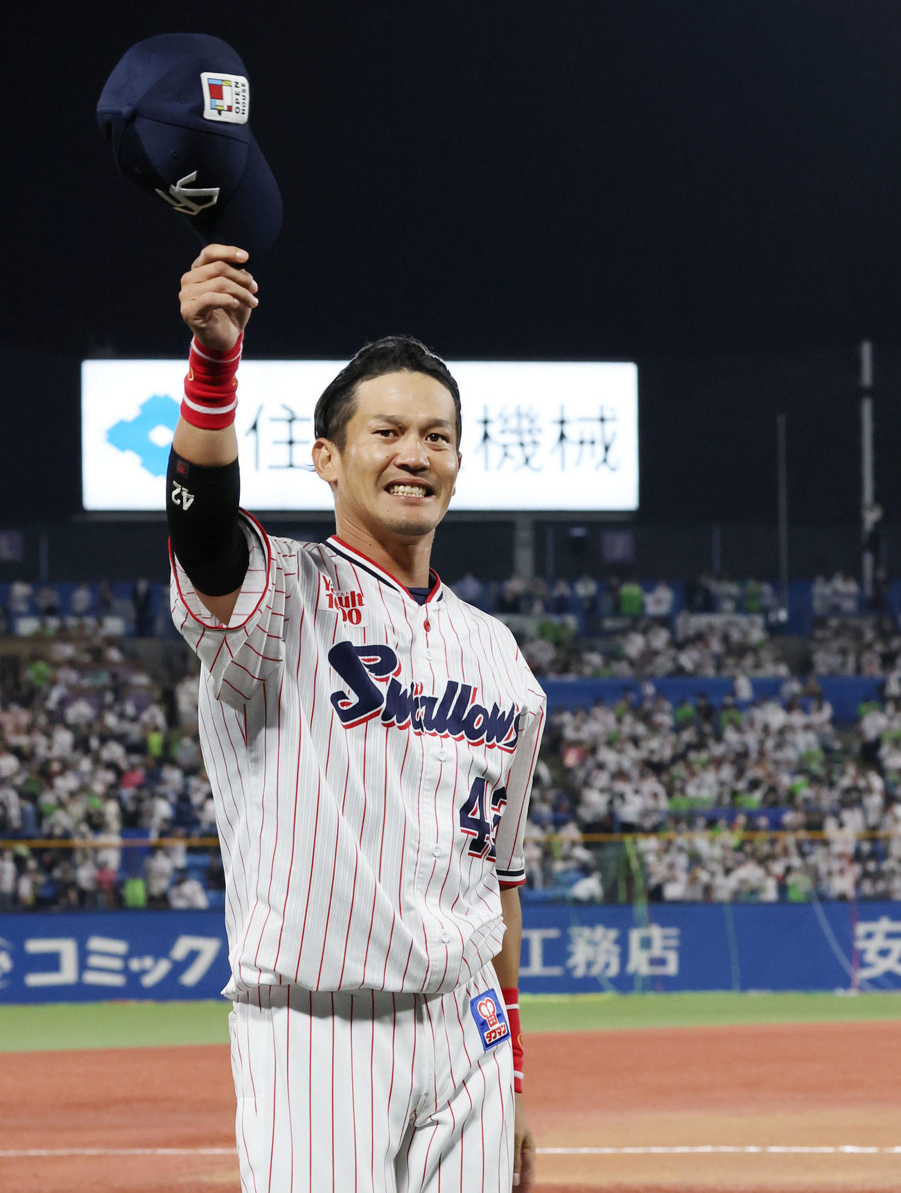 ヤクルト対DeNA　引退セレモニー後、場内一周する坂口（撮影・狩俣裕三）