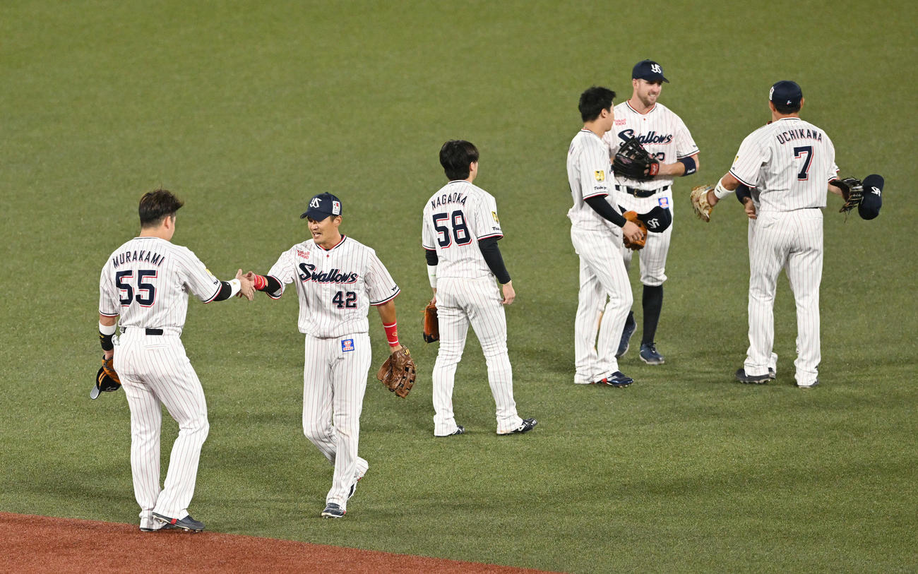 ヤクルト対DeNA 4回表、交代を告げられたヤクルトの右翼手坂口（左から2人目）は村上と握手を交わす（撮影・滝沢徹郎）