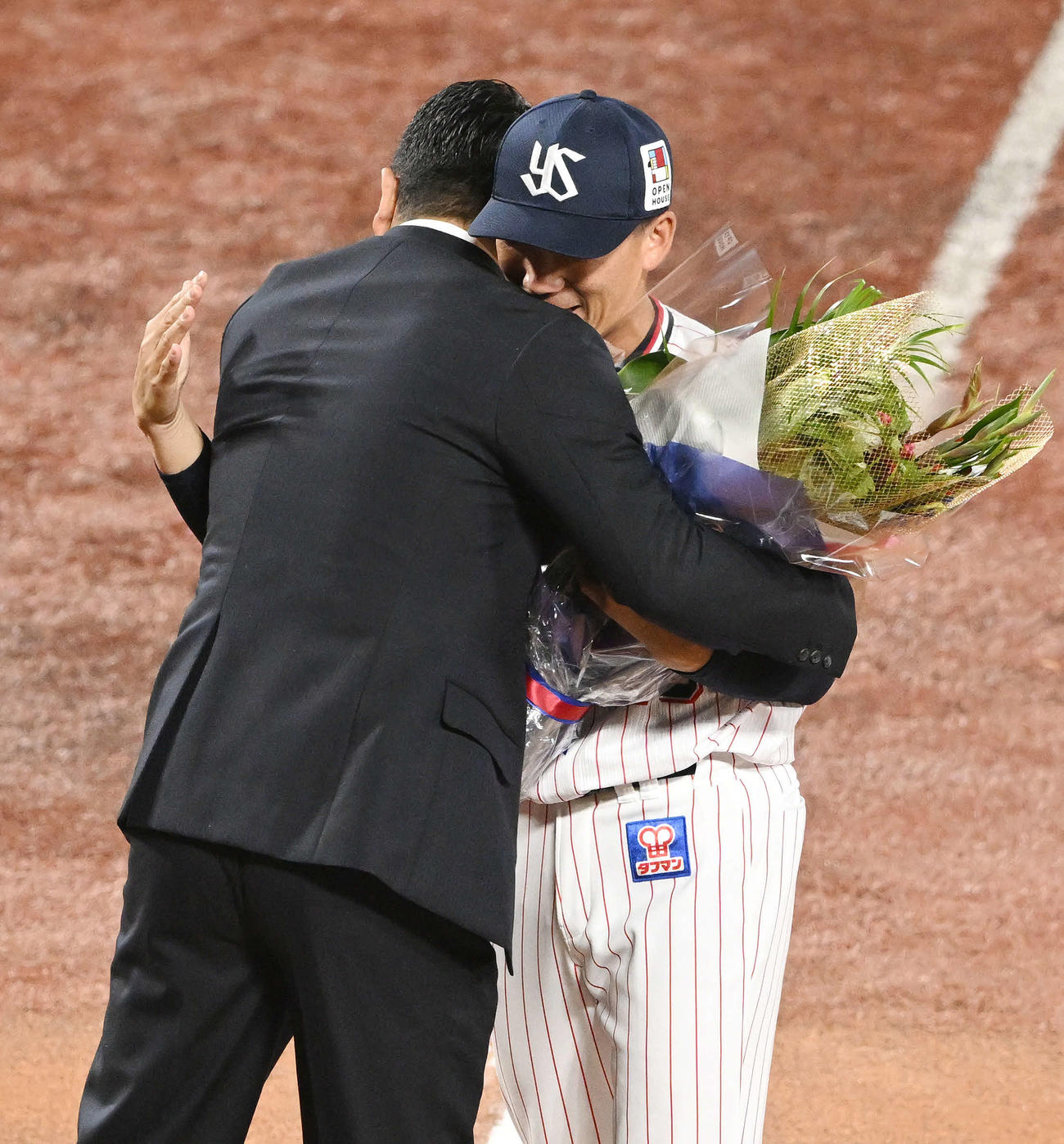 ヤクルト対DeNA　引退セレモニーで楽天田中将（左）からサプライズで花束を受け取り抱き合うヤクルト嶋（撮影・滝沢徹郎）