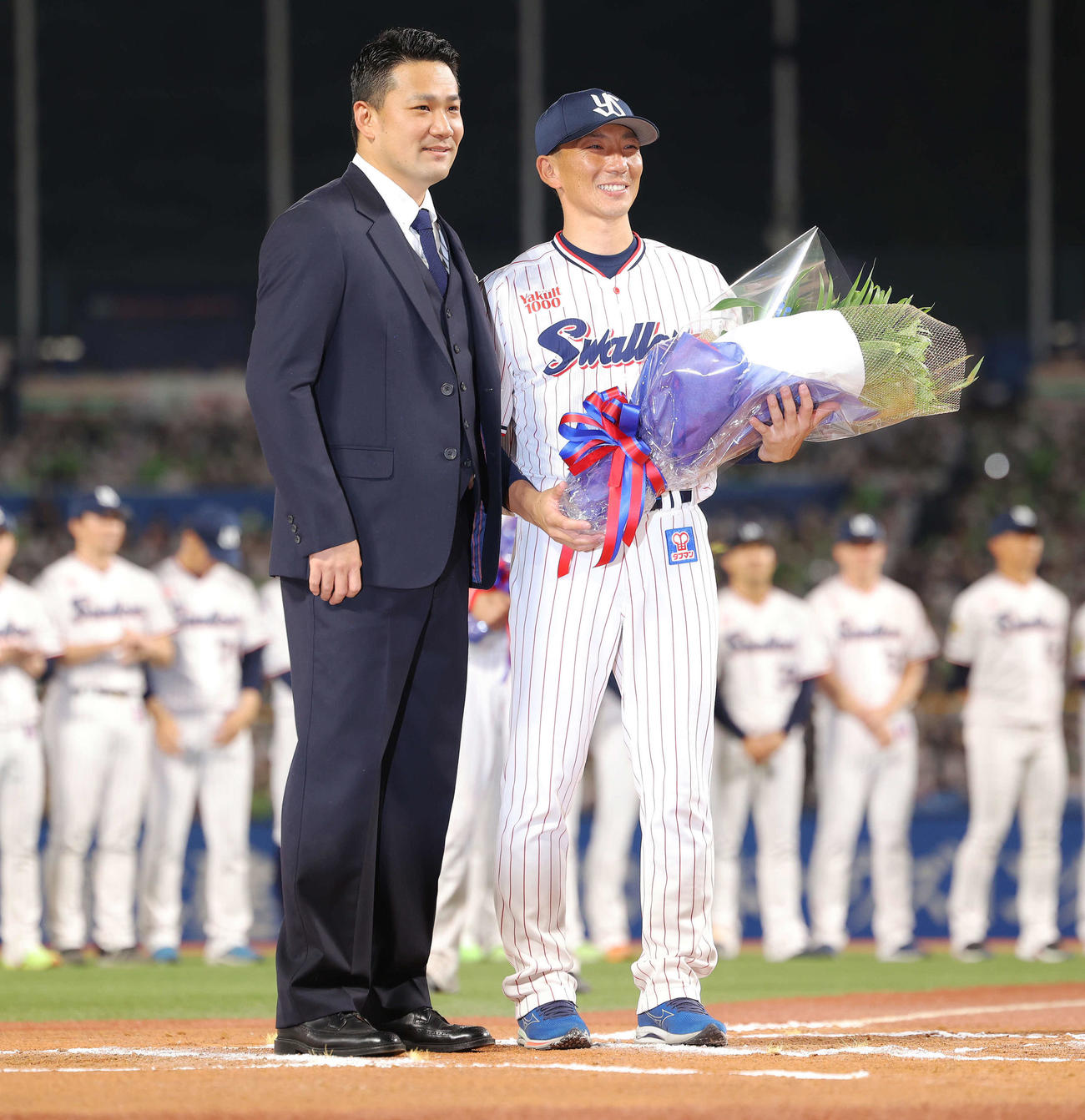引退セレモニーでサプライズ登場した楽天田中将（左）と写真に納まる嶋（撮影・河田真司）