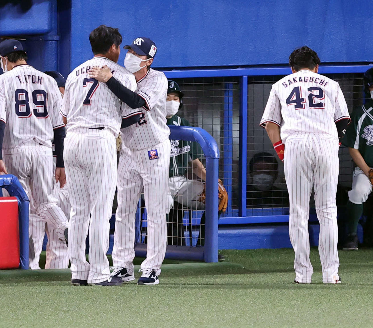 ヤクルト対DeNA 4回表DeNA無死、打者牧の前、交代となった内川（左）は高津監督と抱擁する。右は坂口（撮影・浅見桂子）