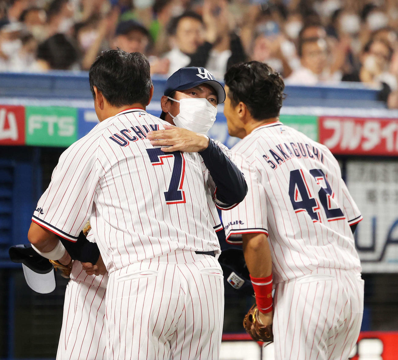 ヤクルト対DeNA 4回表、交代でベンチに下る内川（左）と坂口を迎えるヤクルト高津監督（撮影・河田真司）
