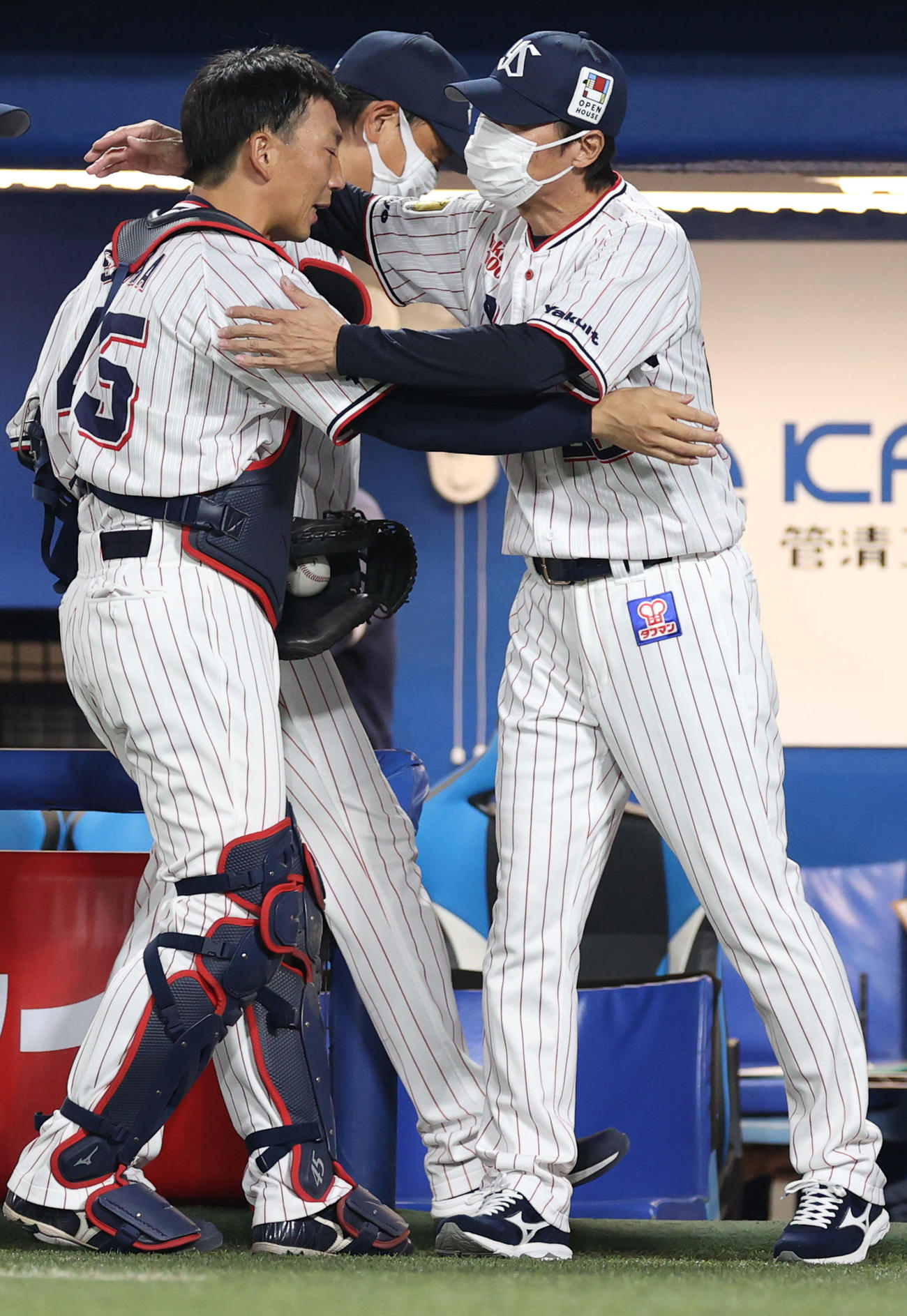 ヤクルト対DeNA 9回表、守備交代で現役最後の出場となり、高津監督（右）と抱き合う嶋（撮影・狩俣裕三）