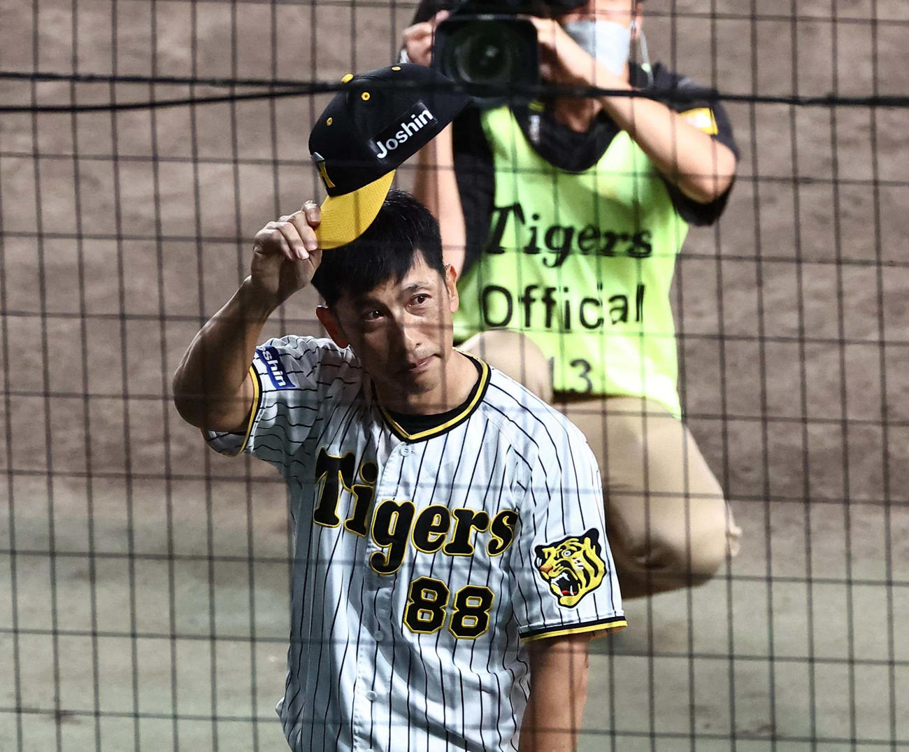 10月2日、甲子園球場最終戦を終えた矢野燿大監督はファンの拍手に帽子を振って応えた