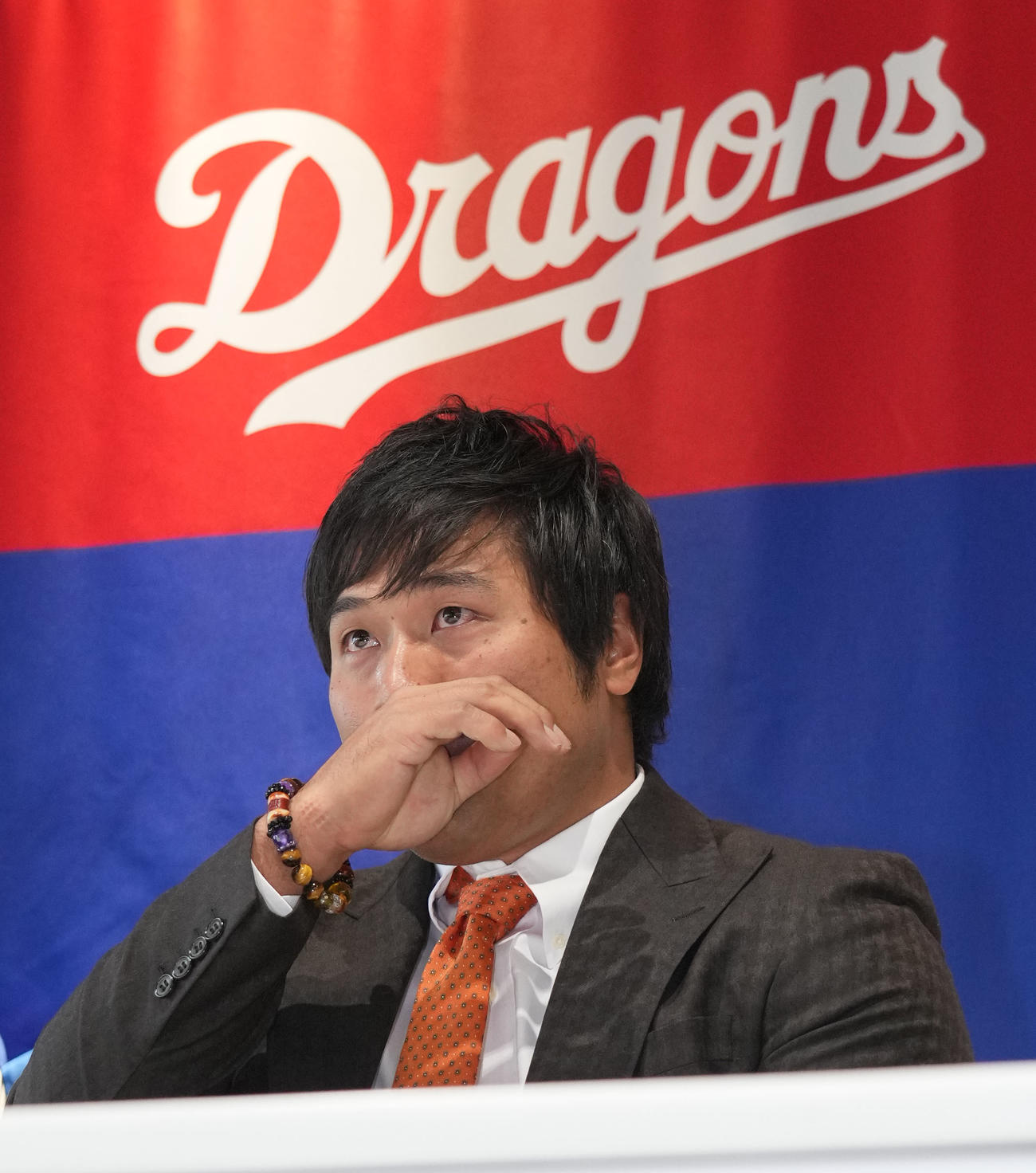 中日ドラゴンズを自由契約となり涙を流しファンへの感謝を語る平田（撮影・森本幸一）