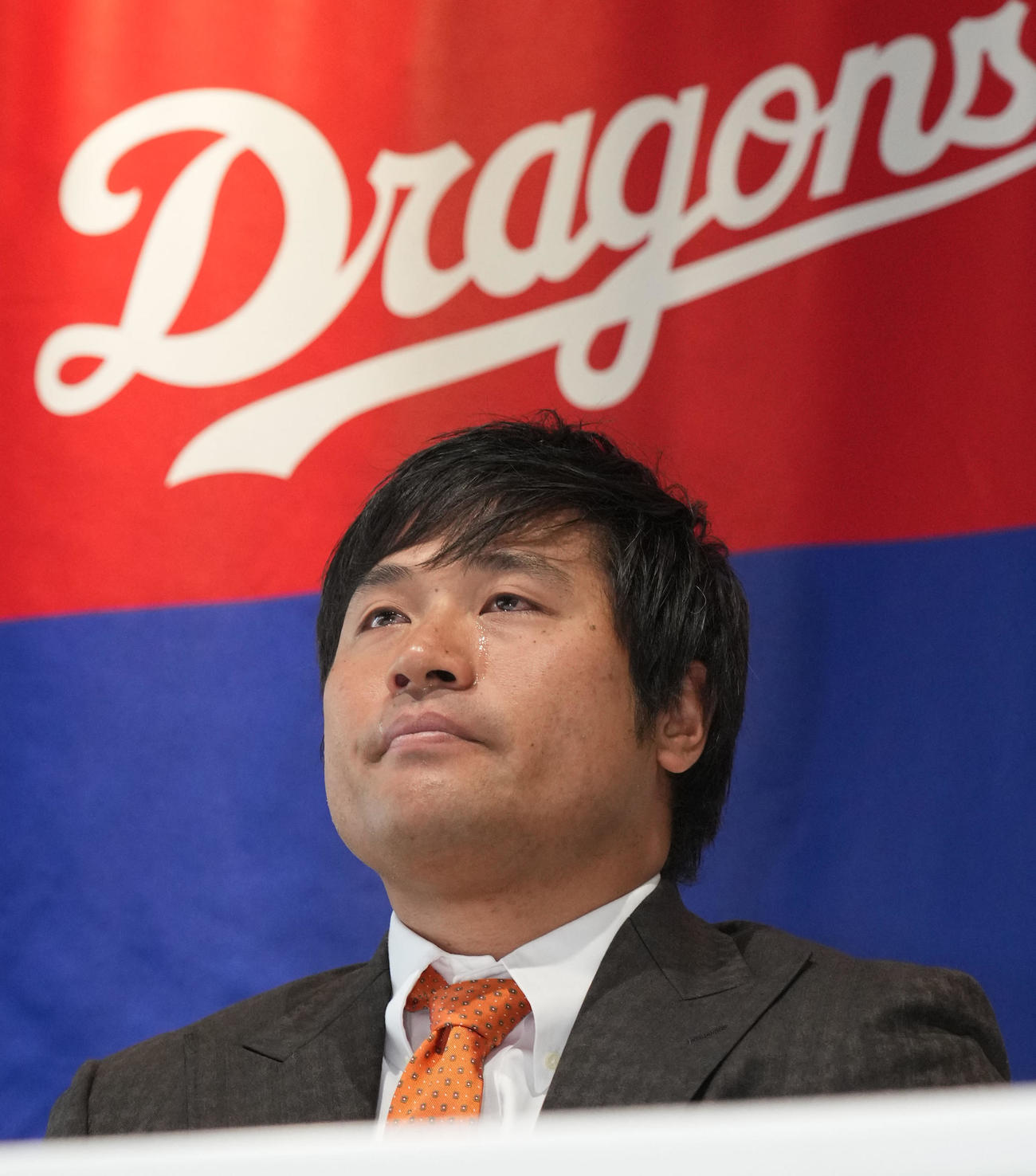 中日ドラゴンズを自由契約となり涙を流しファンへの感謝を語る平田（撮影・森本幸一）