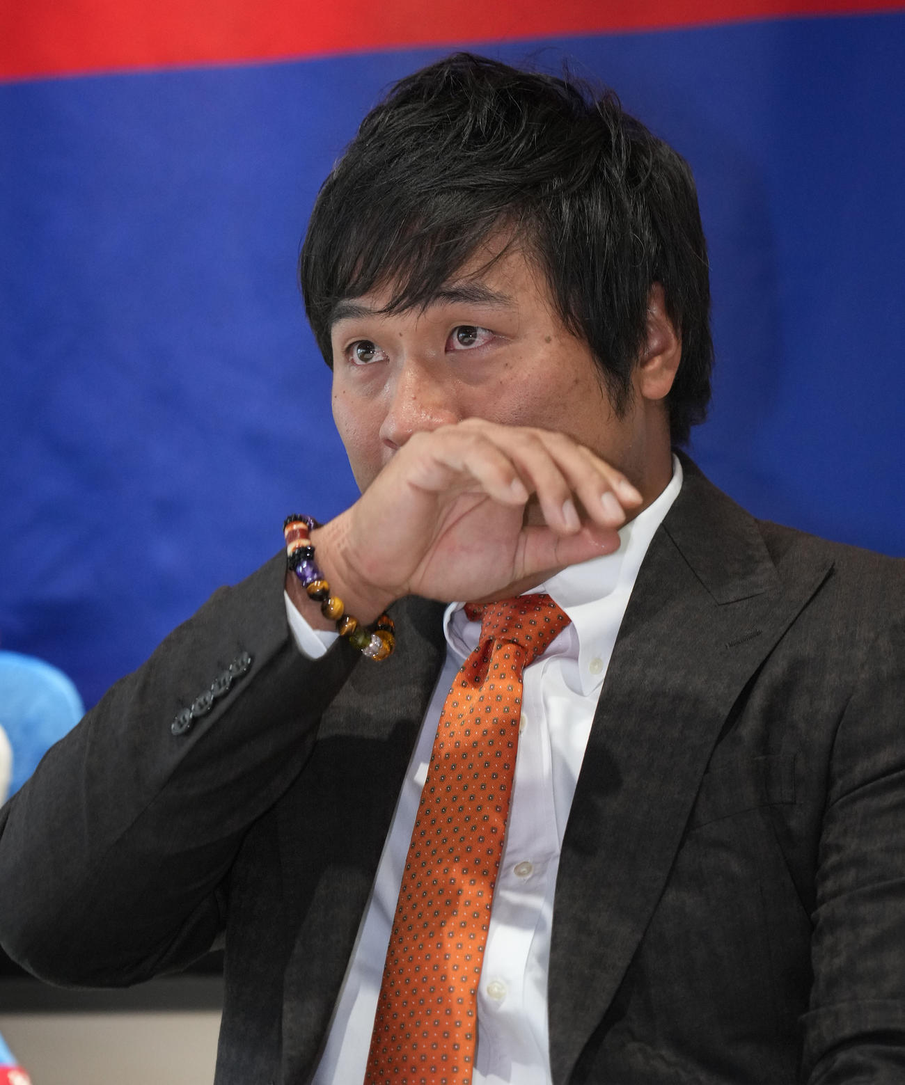中日ドラゴンズを自由契約となり涙を流しファンへの感謝を語る平田（撮影・森本幸一）
