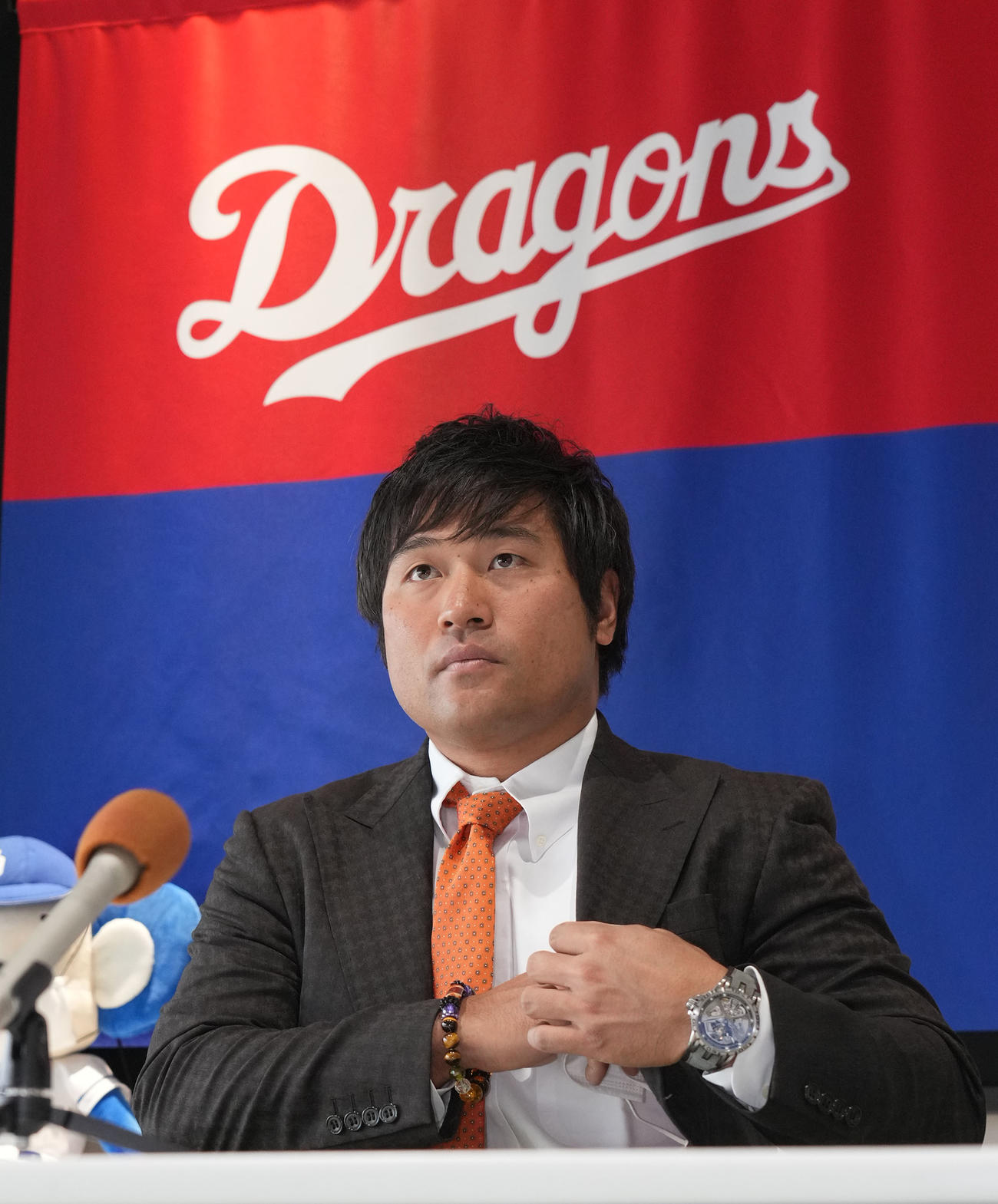 中日ドラゴンズを自由契約となり取材対応に応じる平田（撮影・森本幸一）