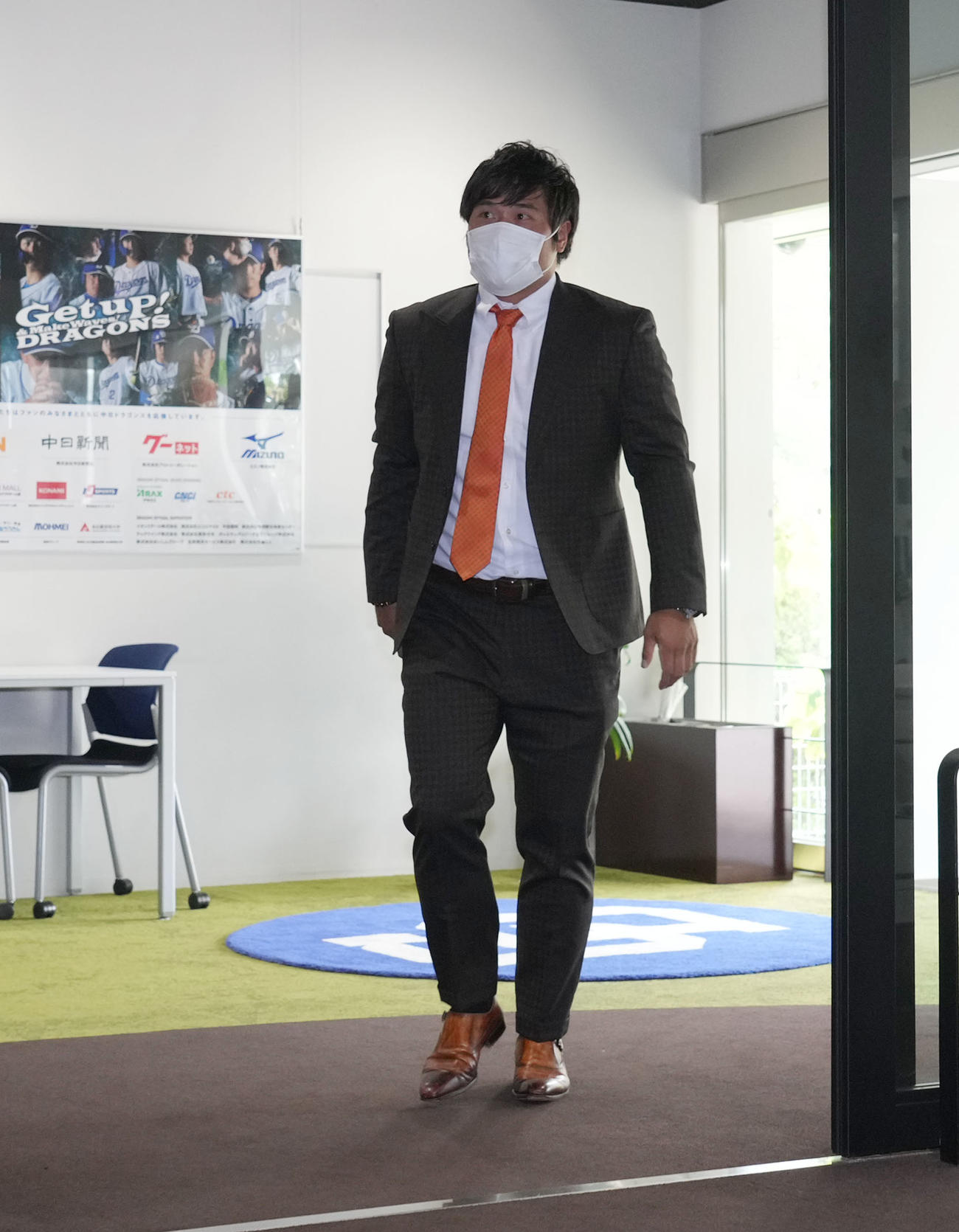 球団事務所を訪れた平田（撮影・森本幸一）