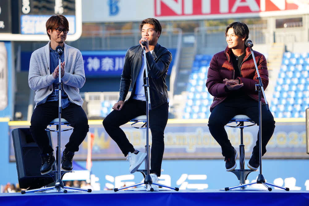 昨年の横浜DeNAベイスターズファンフェスティバルでトークする左から平田、森、坂本（球団提供）
