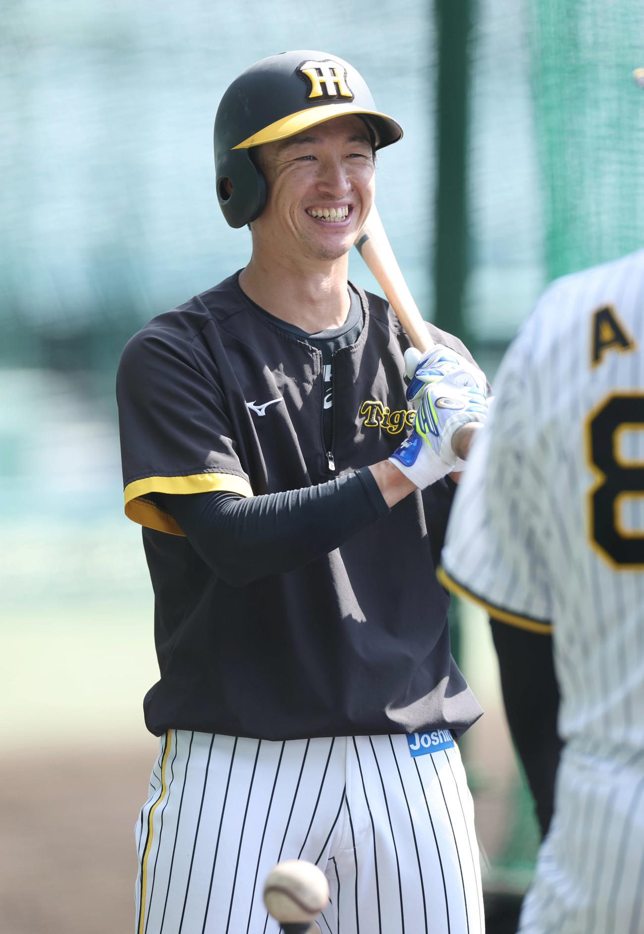 練習中、笑顔を見せる阪神近本（撮影・前田充）