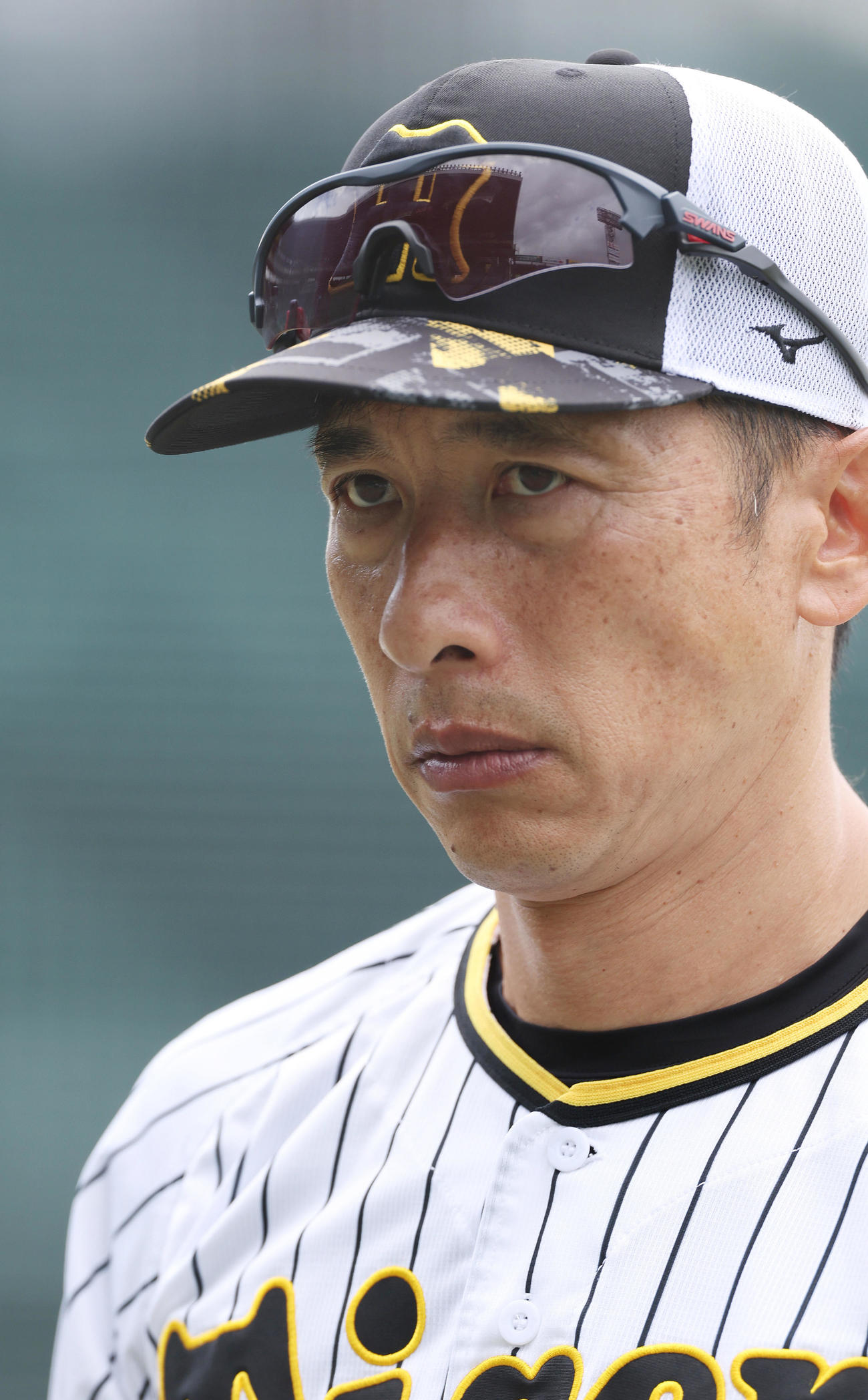 練習前、厳しい表情を見せる阪神矢野監督（撮影・前田充）