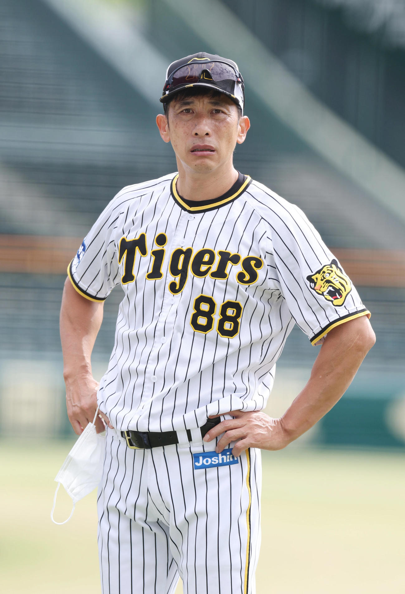 練習前、厳しい表情を見せる阪神矢野監督（撮影・前田充）