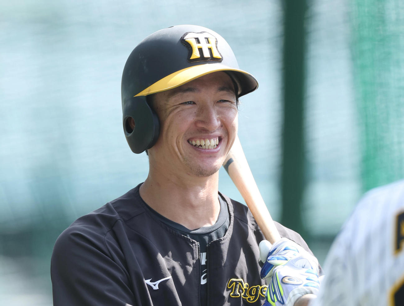 練習中、笑顔を見せる阪神近本（撮影・前田充）