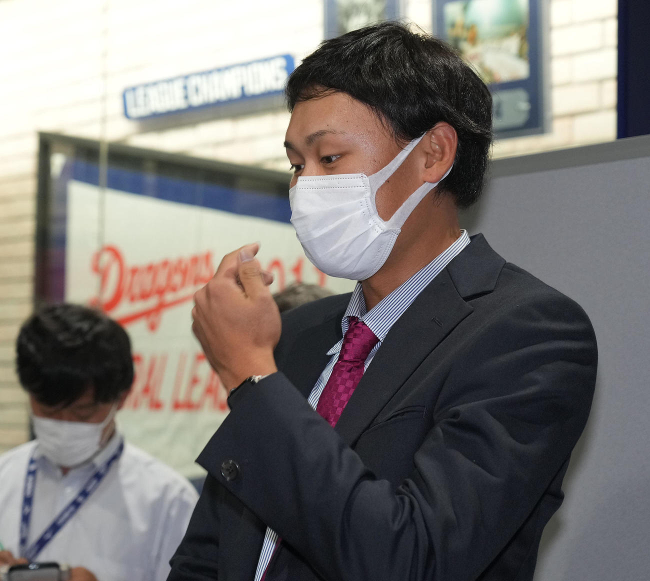 中日ドラゴンズ来季構想外を告げられ取材に応じる滝野（撮影・森本幸一）