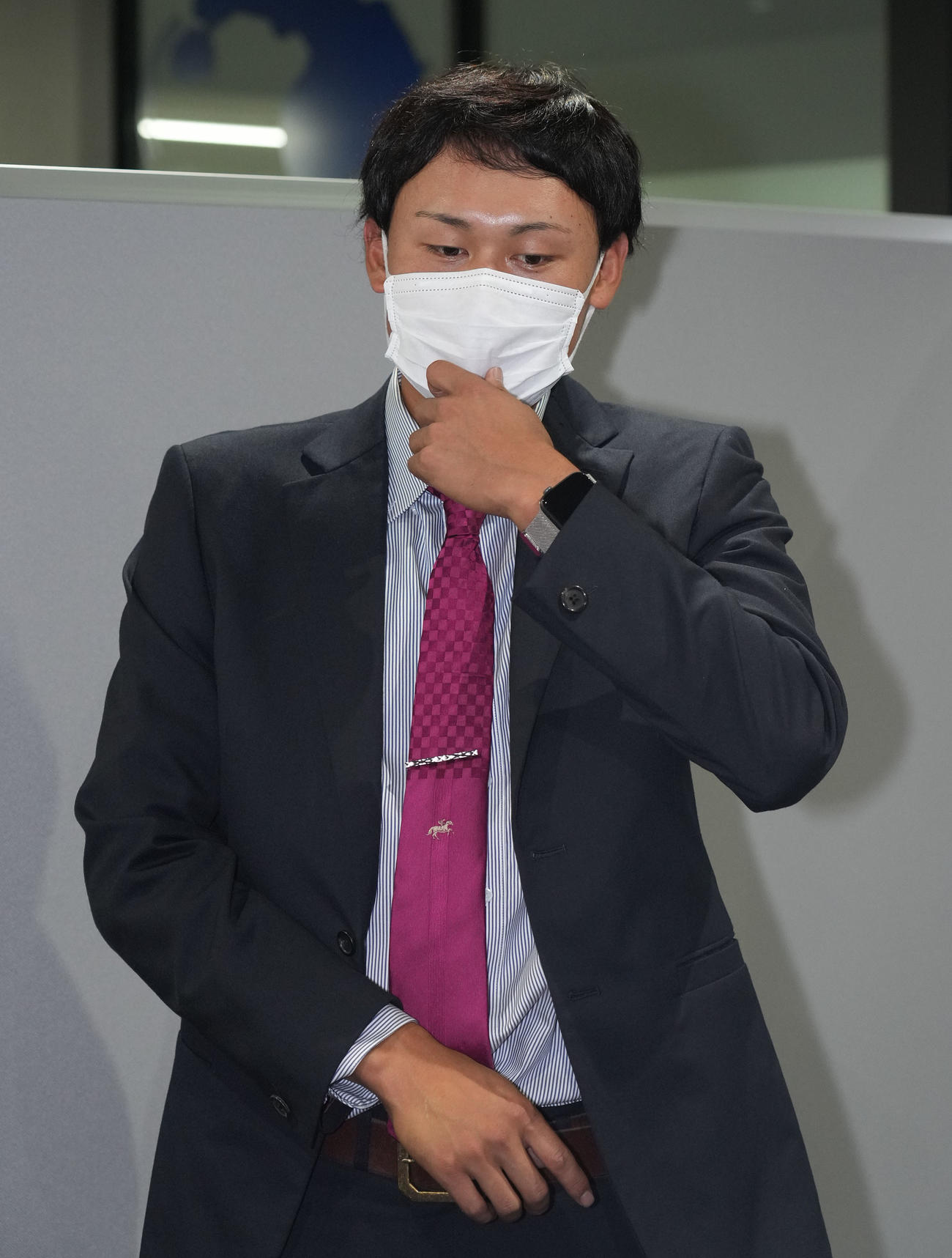 中日ドラゴンズ来季構想外を告げられ取材に応じる滝野（撮影・森本幸一）