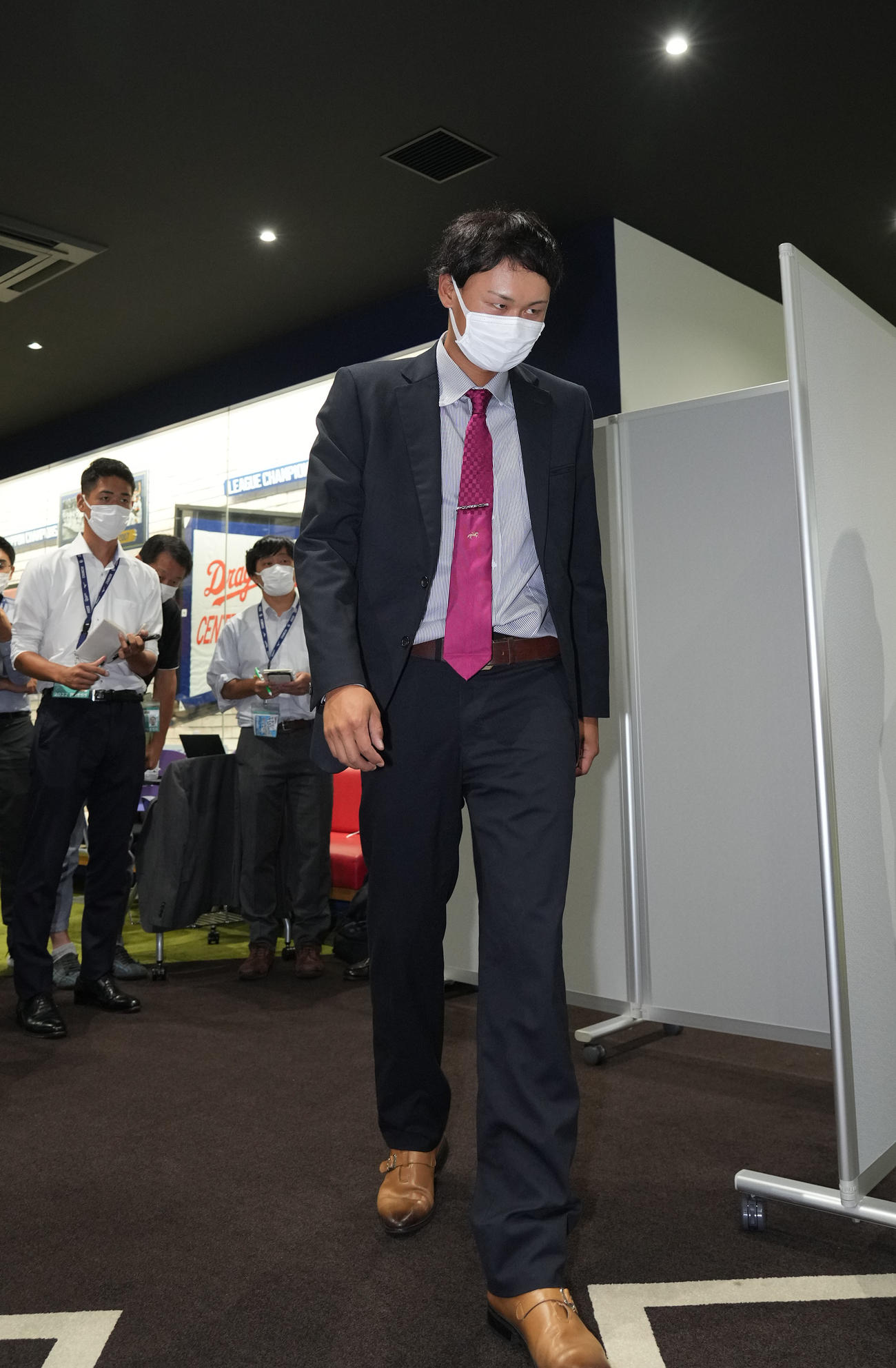 中日ドラゴンズ来季構想外を告げられ取材後、引きあげる滝野（撮影・森本幸一）