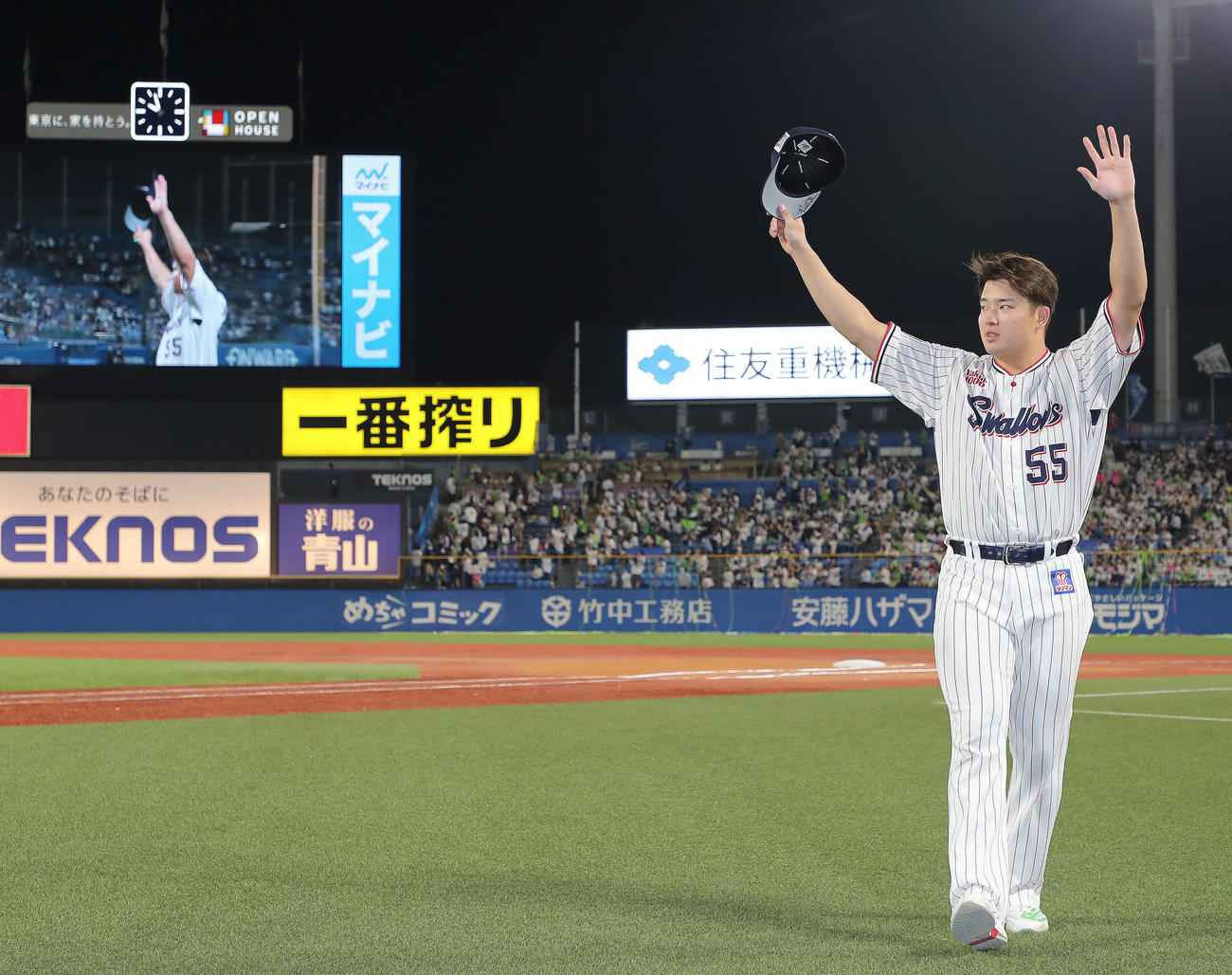 56号本塁打を達成し、観客の声援に応えながら引き揚げるヤクルト村上（撮影・河田真司）