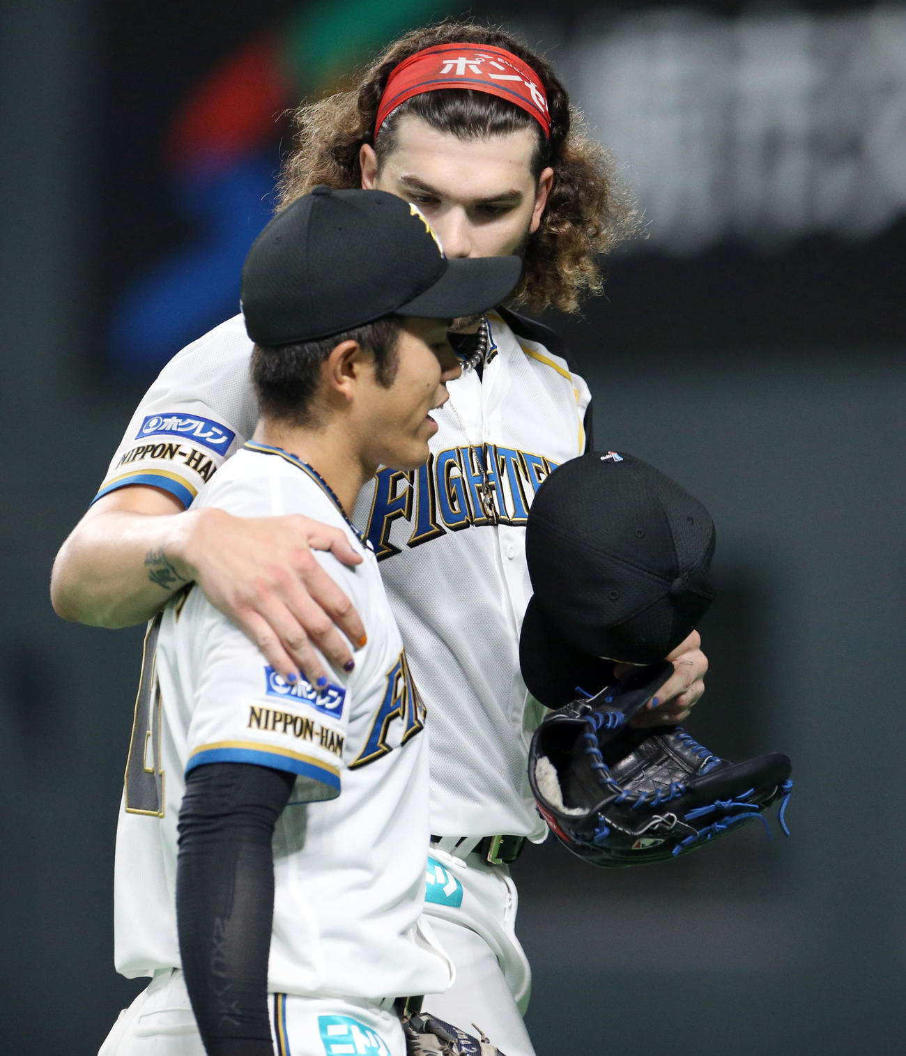 日本ハム対ロッテ　4回表、落球により同点を許した今川（左手前）に声をかけながらベンチに戻るポンセ（2022年9月18日撮影）