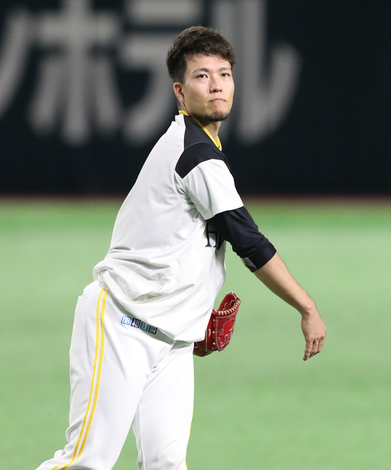 投手練習でキャッチボールをする千賀（撮影・屋方直哉）