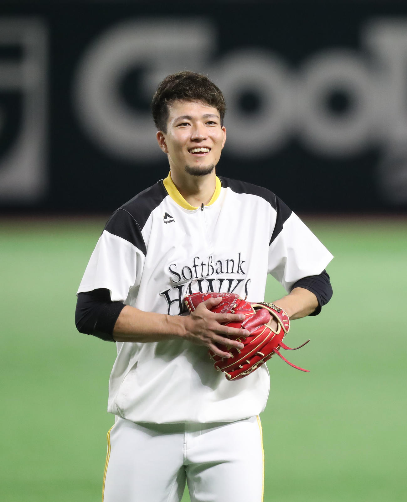 練習中に笑顔を見せる千賀（撮影・屋方直哉）