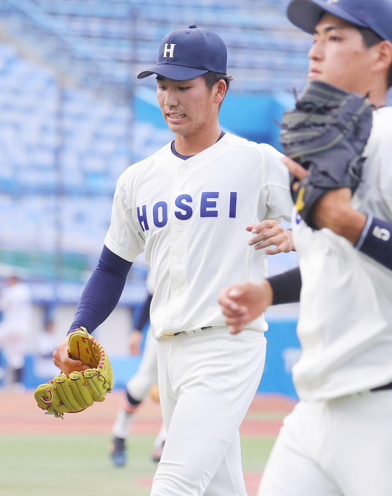 立大対法大　7回から登板も1回4失点と奮わず、うつむきながらベンチに戻る篠木（撮影・野上伸悟）
