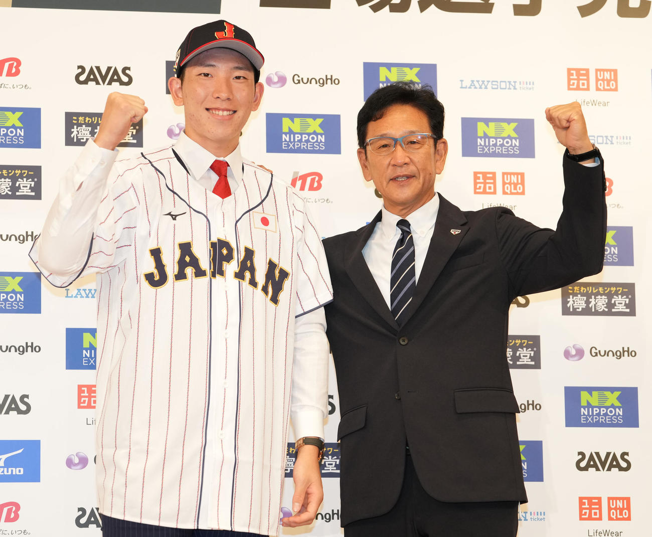「侍ジャパンシリーズ2022」出場選手発表記者会見のフォトセッションでガッツポーズする侍ジャパンの栗山監督（右）と巨人戸郷（撮影・鈴木みどり）